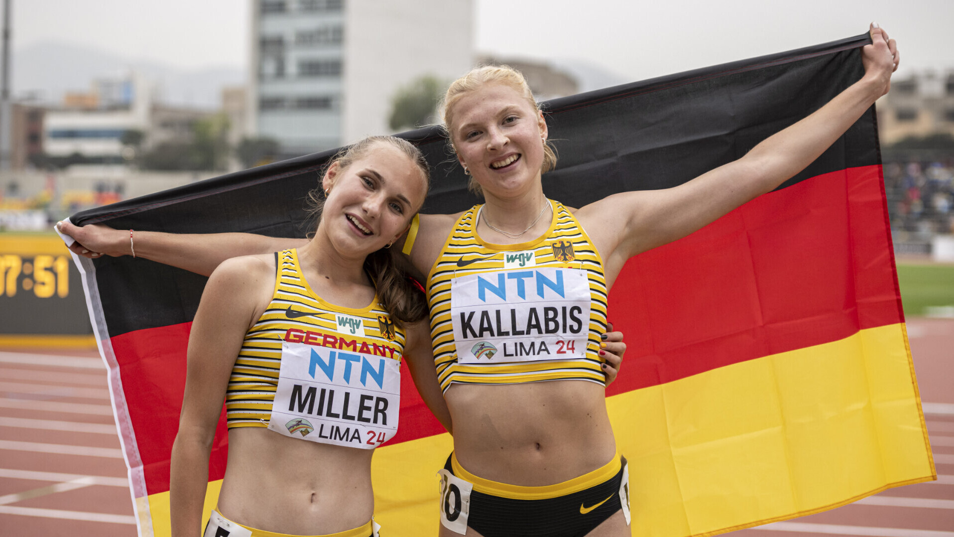 Lera Miller und Jolanda Kallabis posieren im Nationaltrikot mit Deutschlandfahne