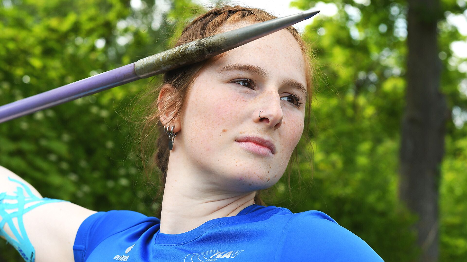 Speerwerferin Julia Ulbricht fokussiert den Speer, bevor sie Anlauf nimmt, um zu werfen. 