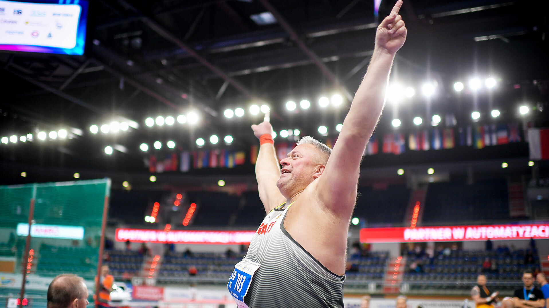 Andy Dittmar von der Seite beim Jubeln mit gereckten Armen und erhobenen Zeigefingern