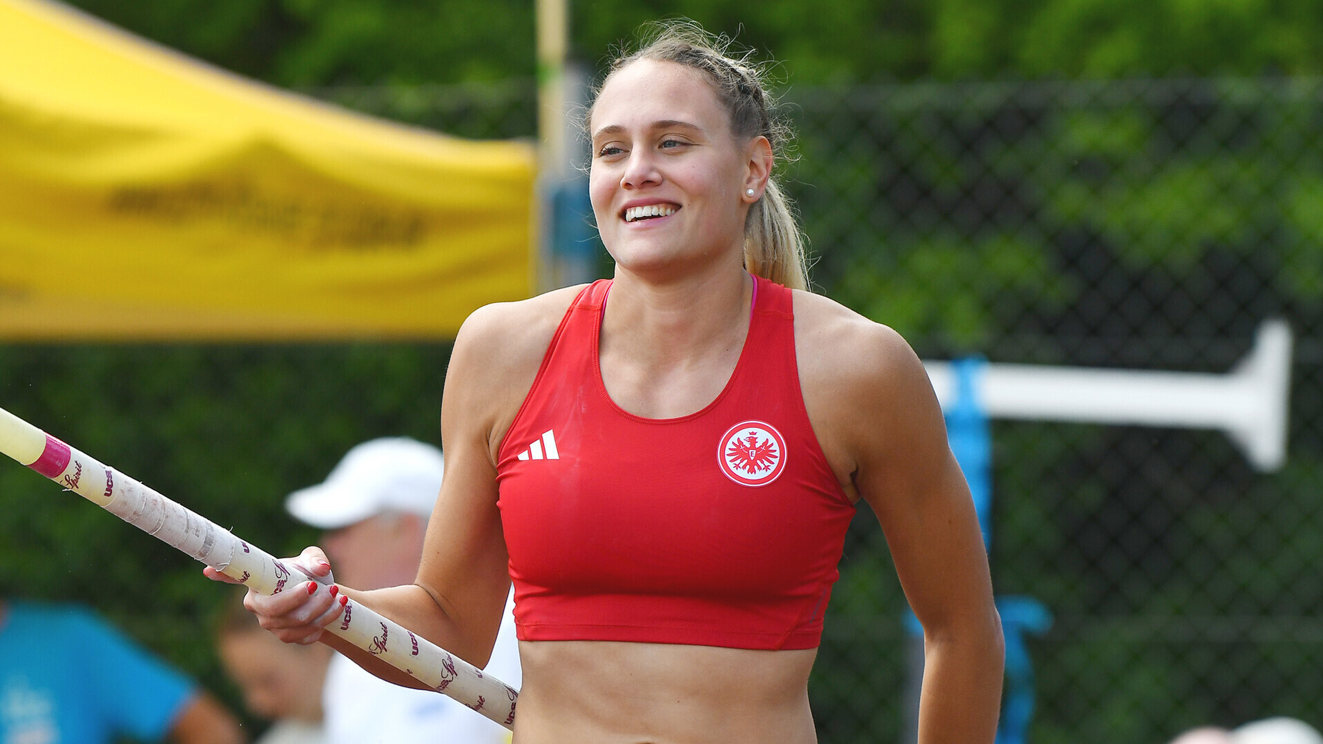 Sarah Vogel mit Eintracht-Frankfurt-Trikot und Stab in der Hand