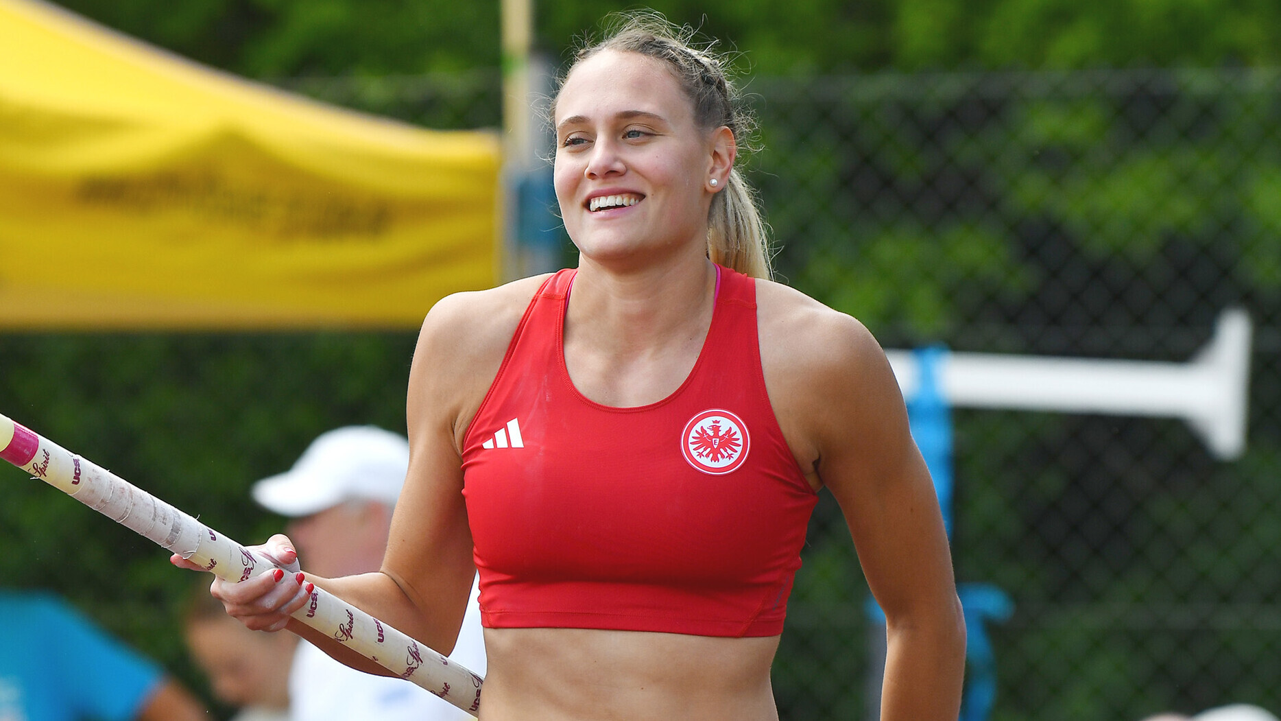 Sarah Vogel mit Eintracht-Frankfurt-Trikot und Stab in der Hand