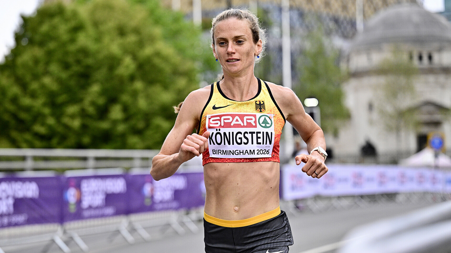 Die deutsche Marathonläuferin Fabienne Königstein während eines Rennens im Nationaltrikot.