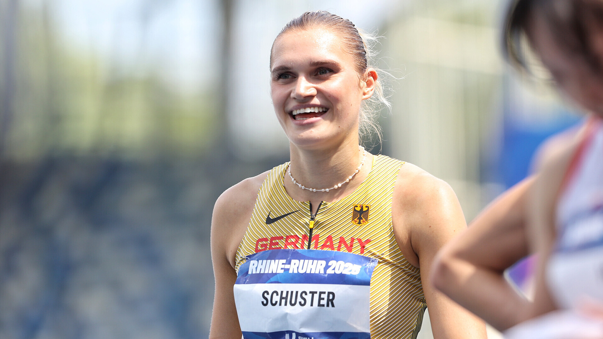 Porträt der lächelnden Franziska Schuster nach einem Rennen