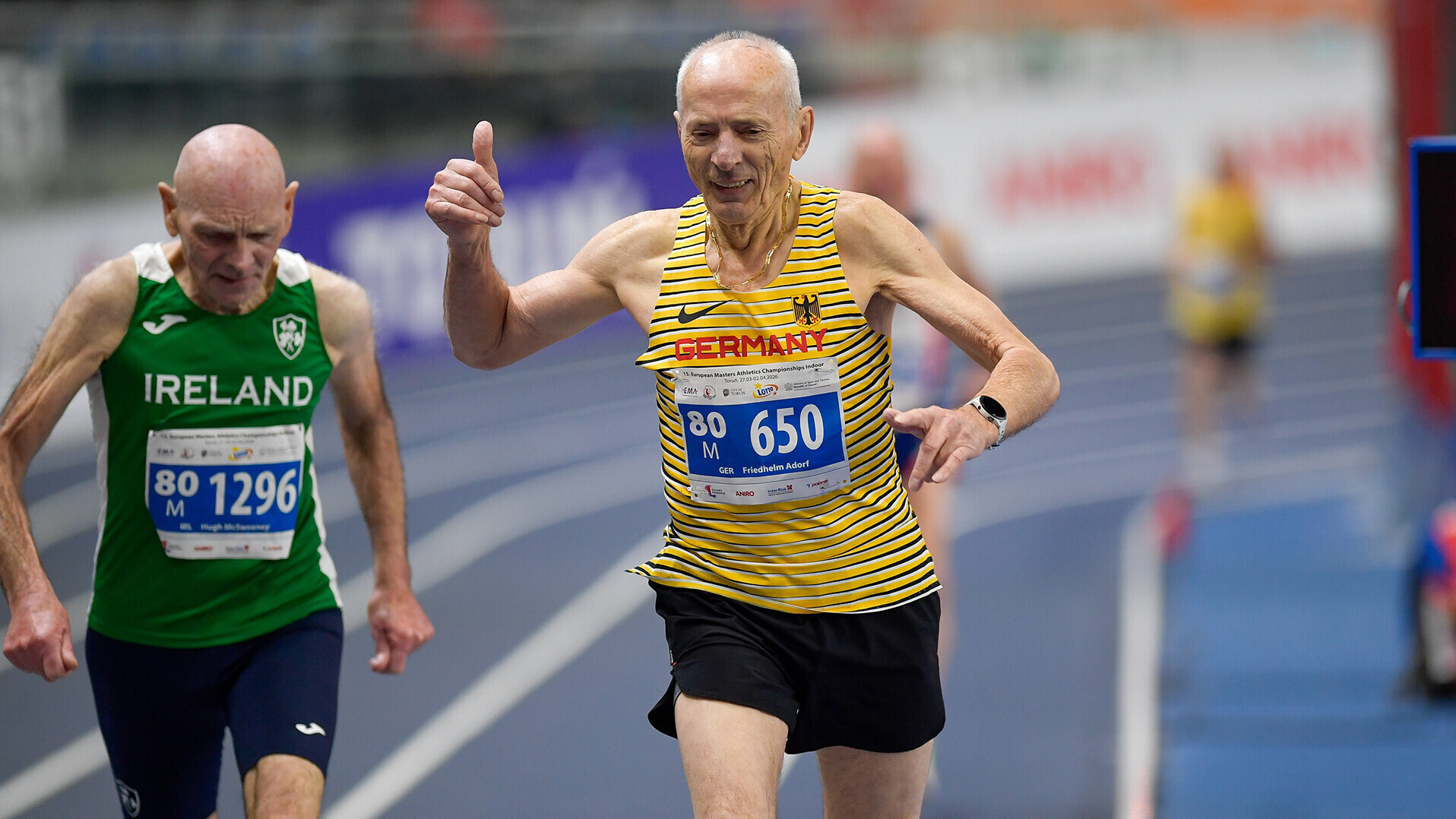 Friedhelm Adorf auf der Bahn beim Sprint neben einem Iren