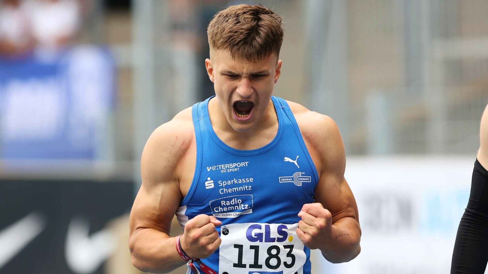 Hürdensprinter Luca Koch mit einem Jubelschrei und geballten Fäusten.