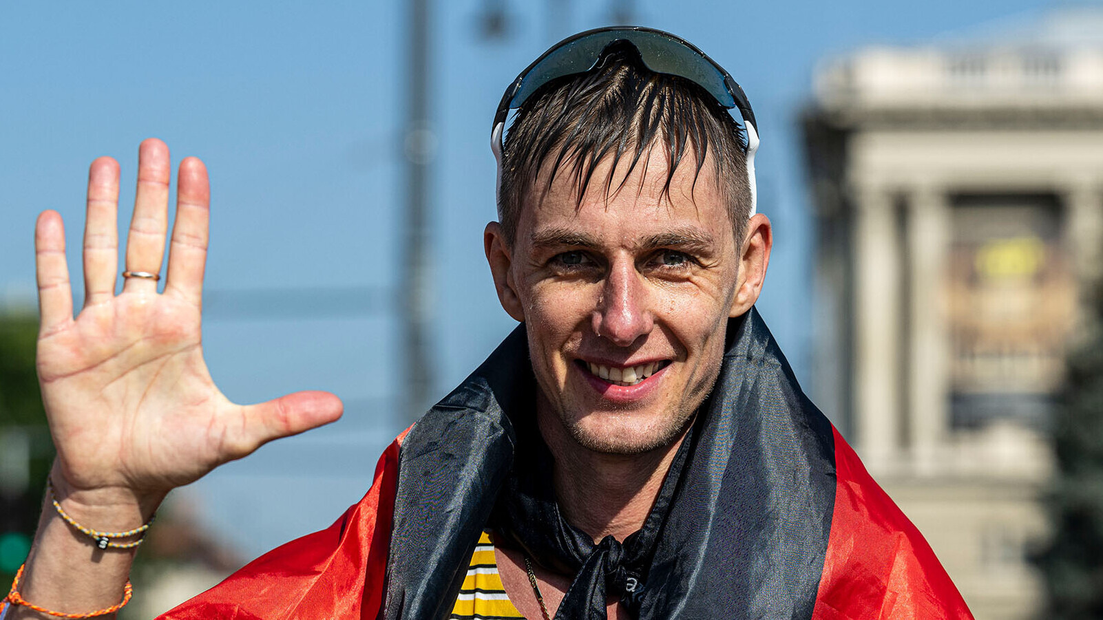 Geher Christopher Linke mit Deutschland-Fahne um die Schultern und hochgereckter Hand