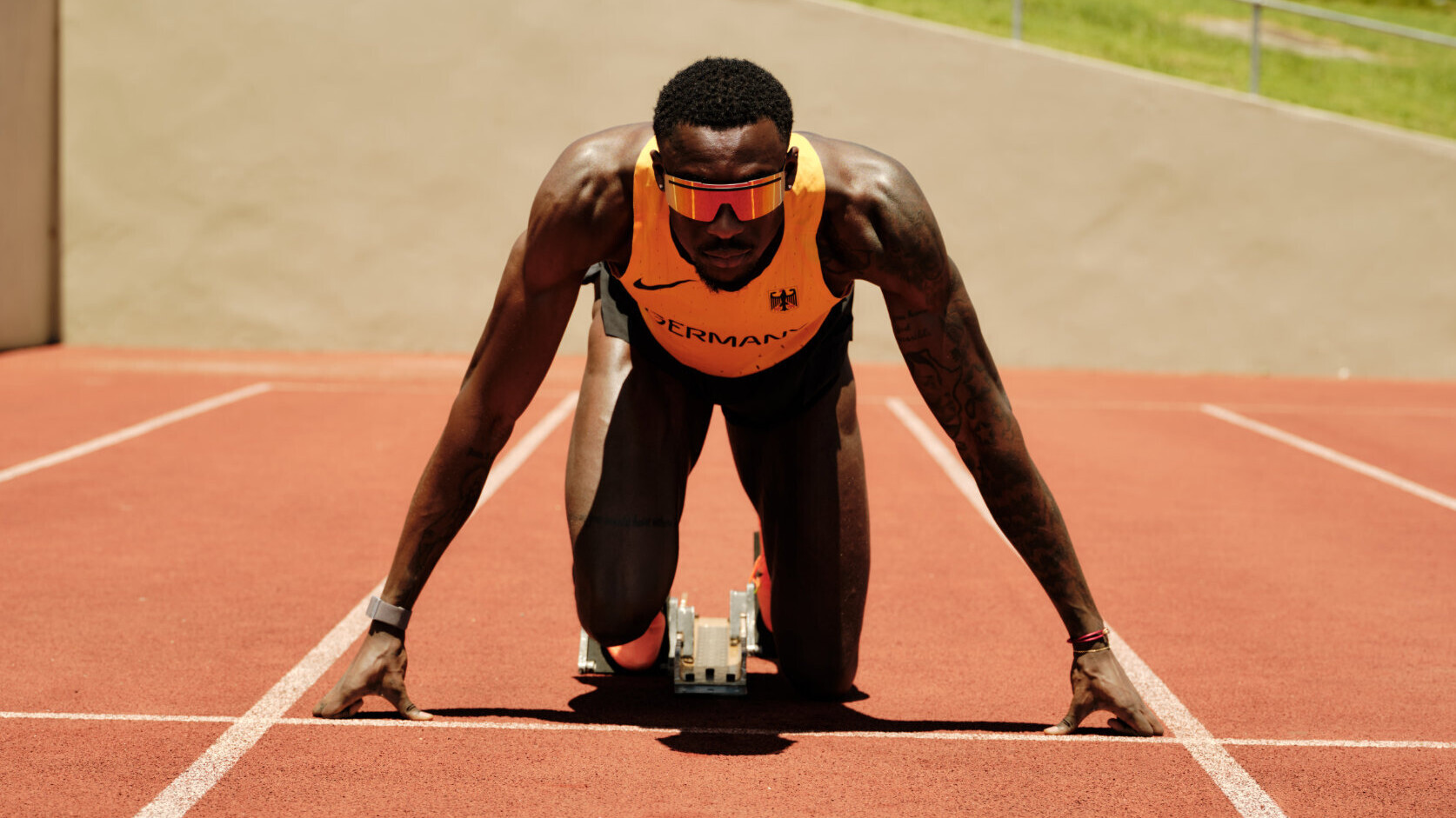 Der Deutsche Rekordhalter über 100 Meter Owen Ansah im Startblock mit Blick nach vorn gerichtet