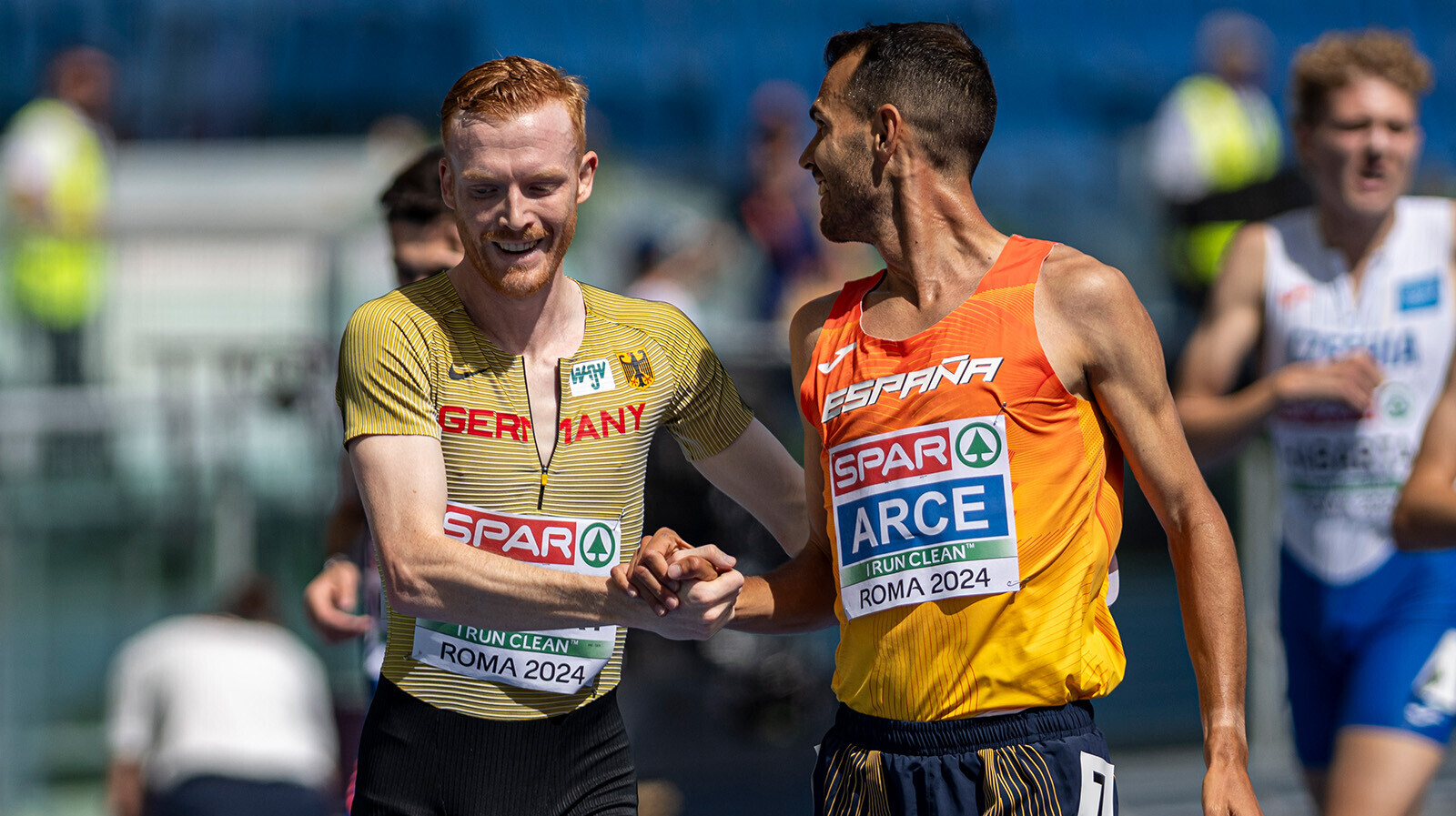 Hindersläufer Frederik Ruppert schüttelt dem spanischen Athleten Daniel Arce die Hand.