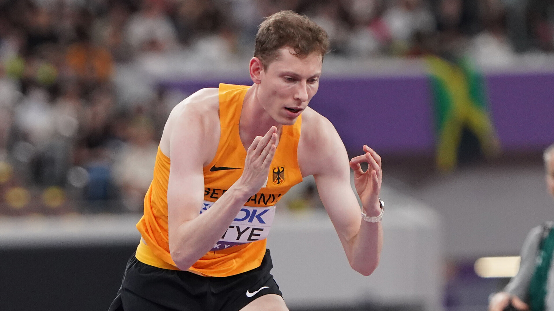 Tobias Potye hebt verärgert die Hände