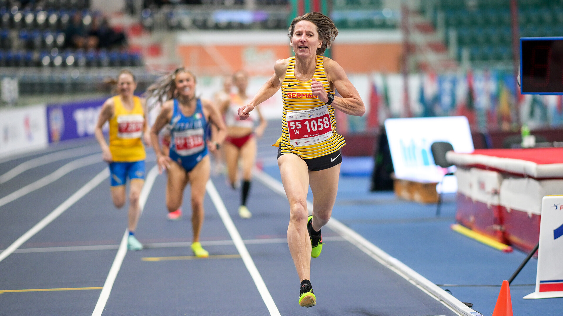 Eva Trost läuft mit Vorsprung ins Ziel