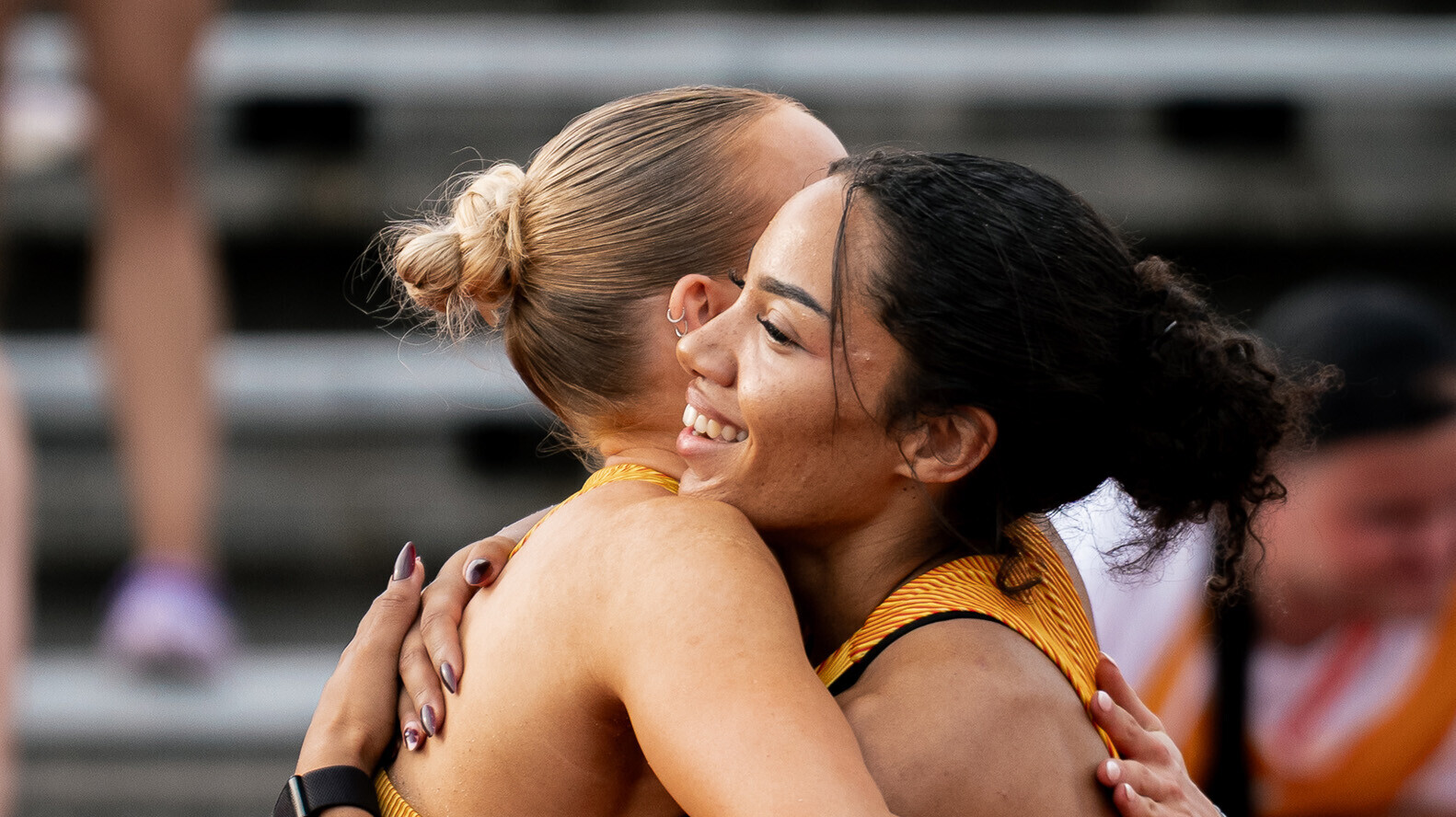 Die Weitspringerinnen Libby Buder und Samira Attermeyer umarmen sich