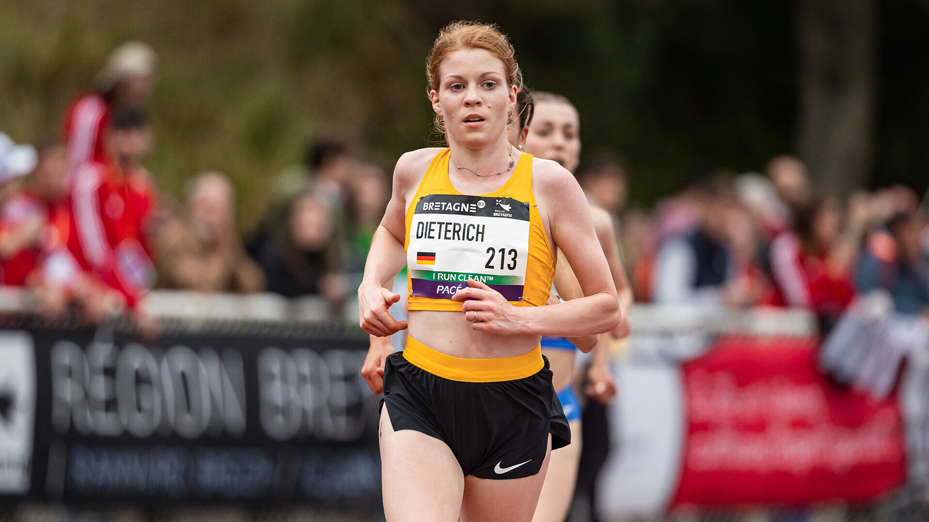Eva Dieterich läuft im gelben Nationaltrikot beim Europacup in Pacé. 