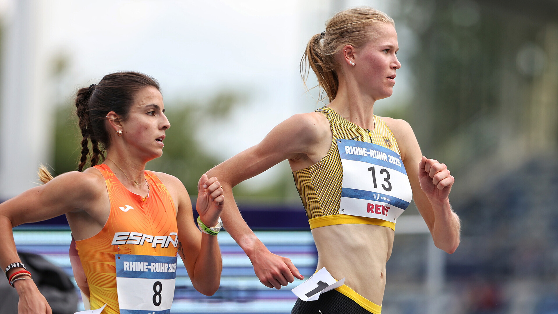 Pia Schlattmann und eine spanische Läuferin in Aktion während des 5.000-Meter-Rennens
