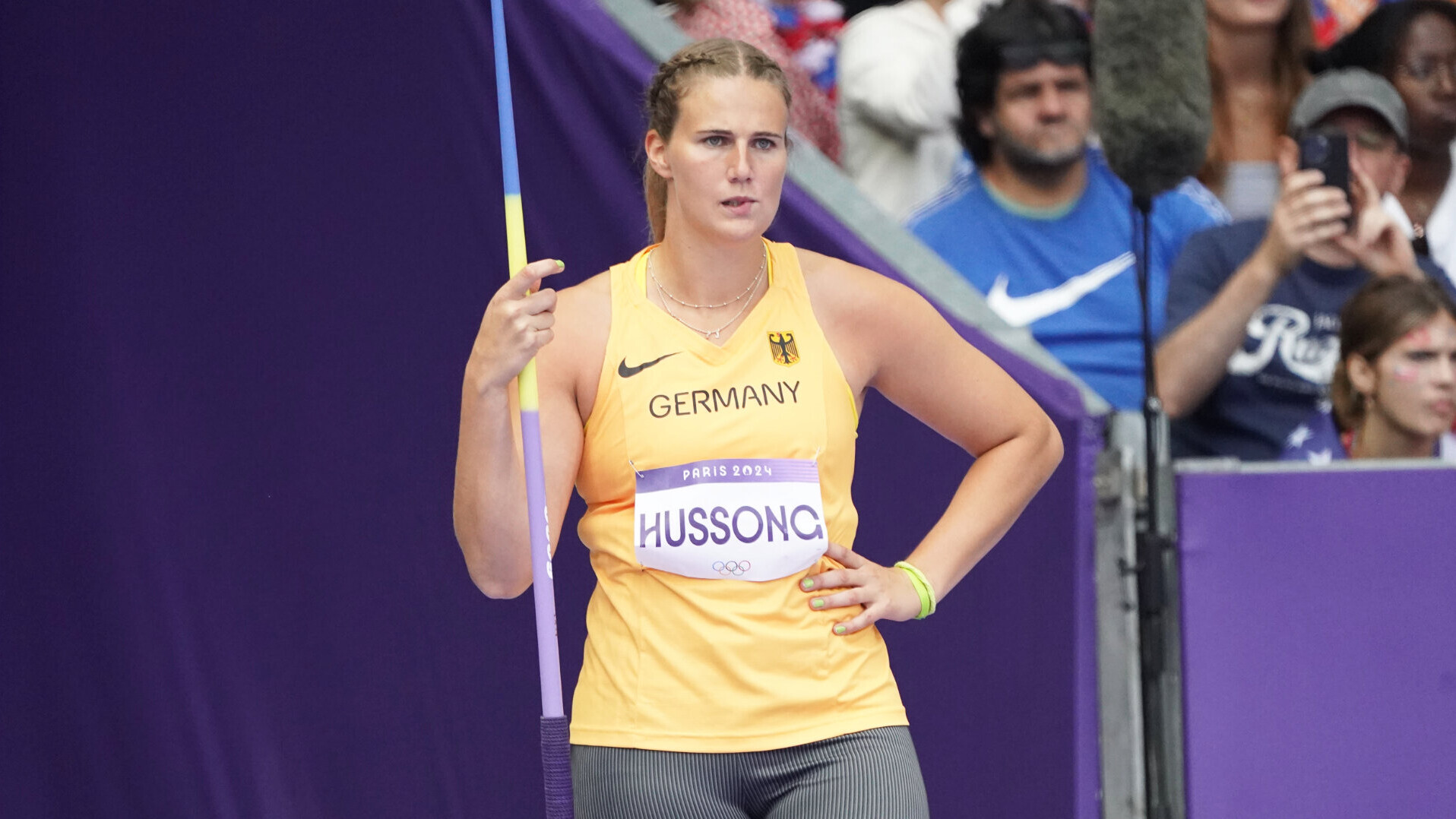 Speerwerferin Christin Maurer am Anlauf, mit dem Speer senkrecht in der rechten Hand.