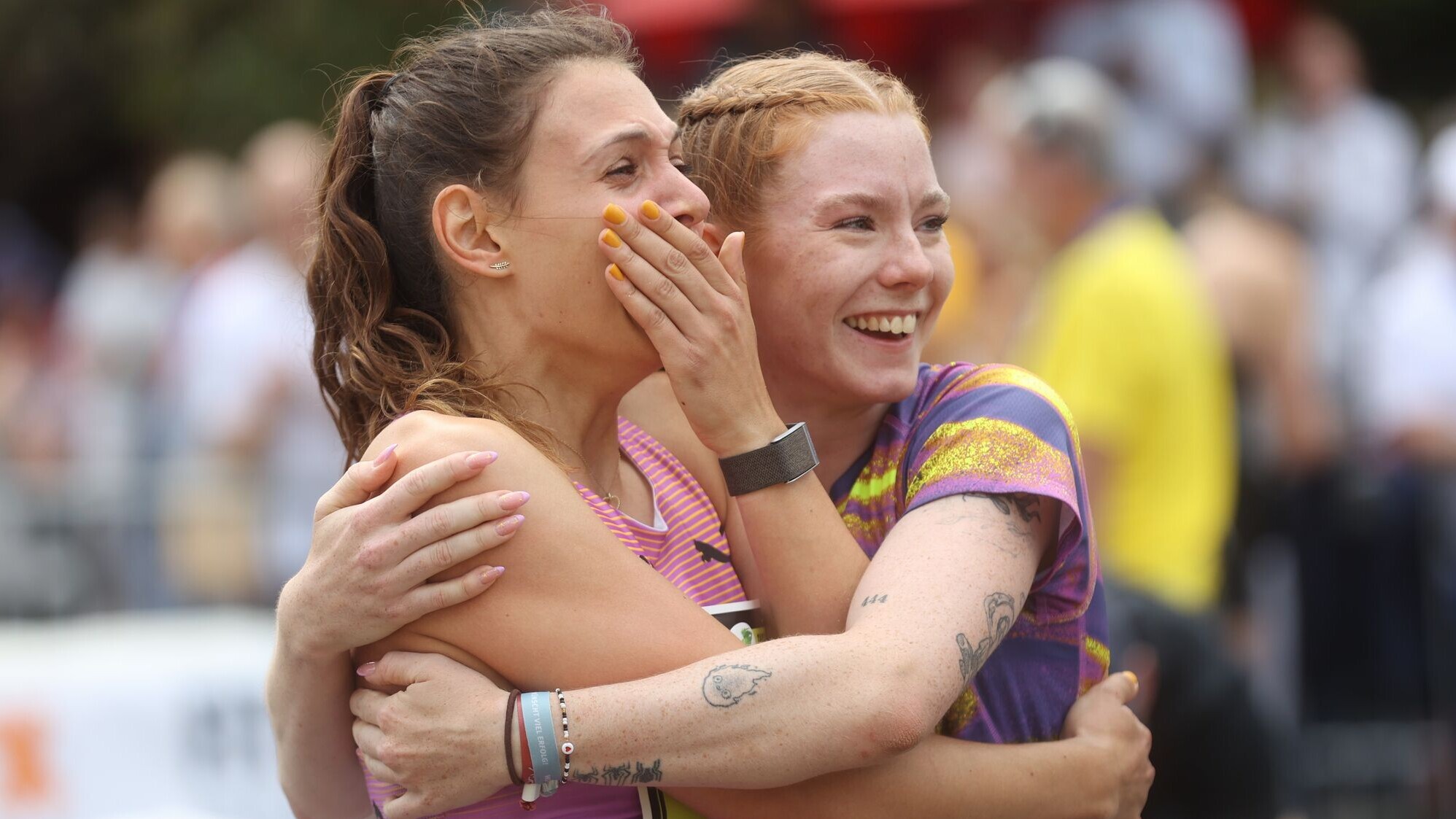 Caroline Joyeux wird von ihrer Vereinskollegin Sarah-Michelle Kudla beglückwünscht..