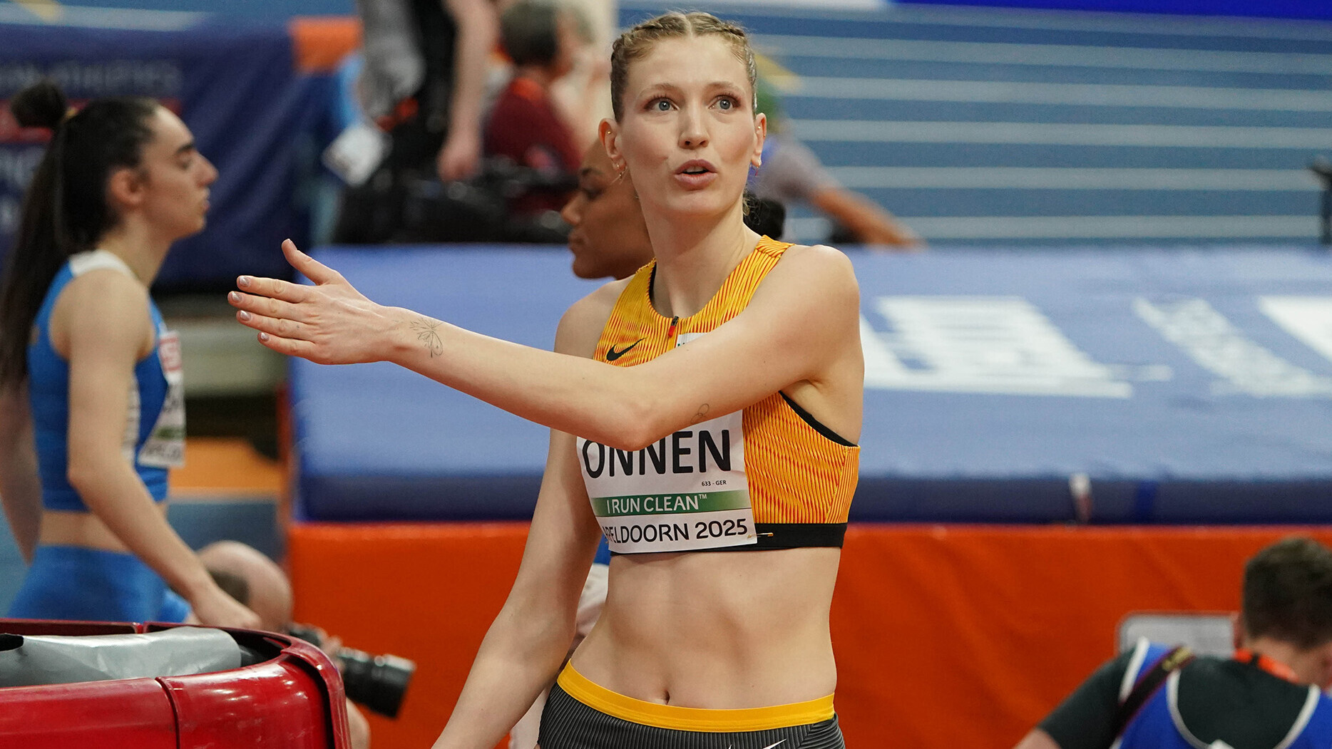 Hochspringerin Imke Onnen macht eine Bewegung mit dem linken Arm.