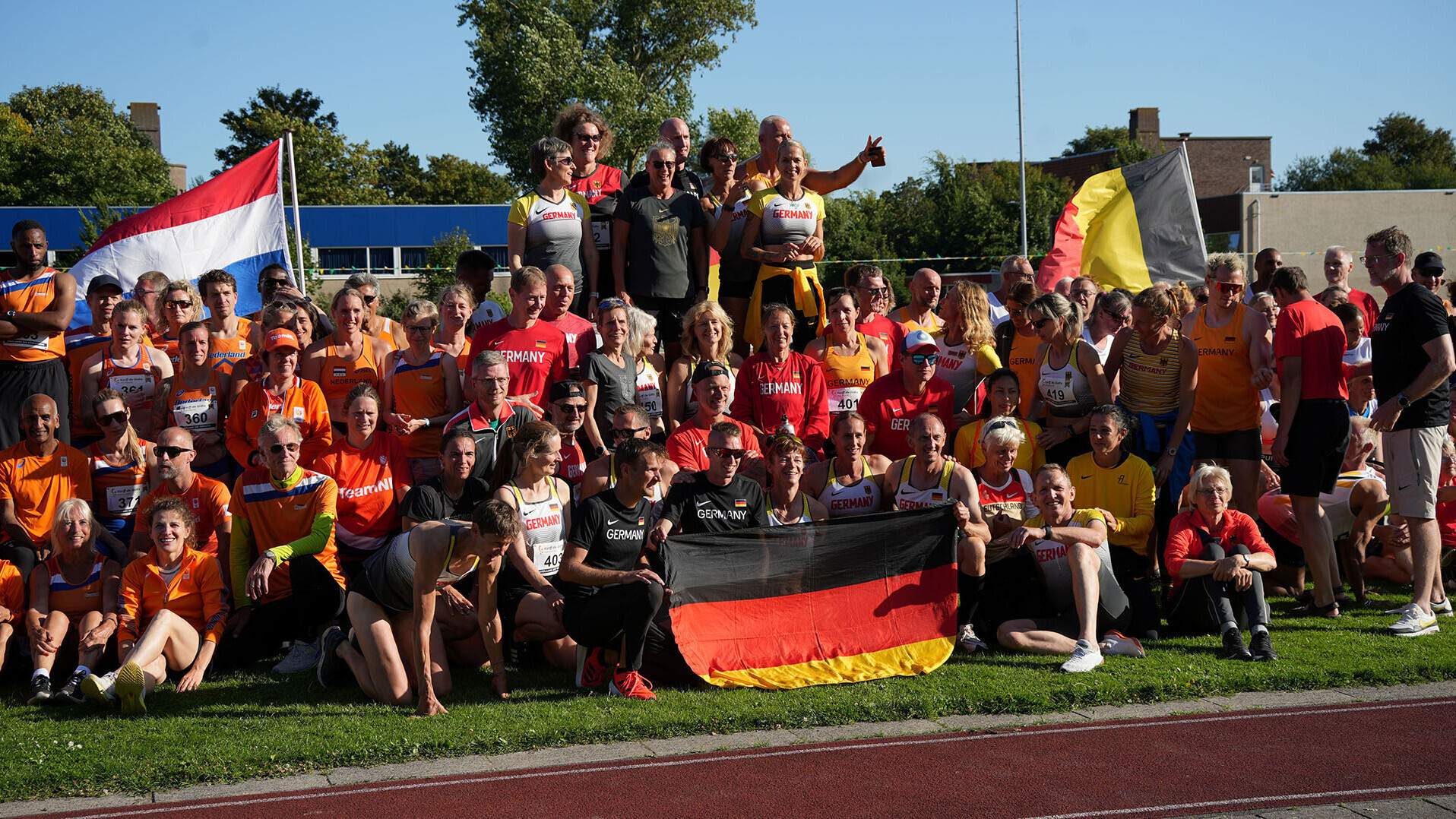 Die Siegerehrung der Masters-Teams mit Nationalflaggen von Deutschland (Mitte), den Niederlanden (links) und Belgien (rechts)