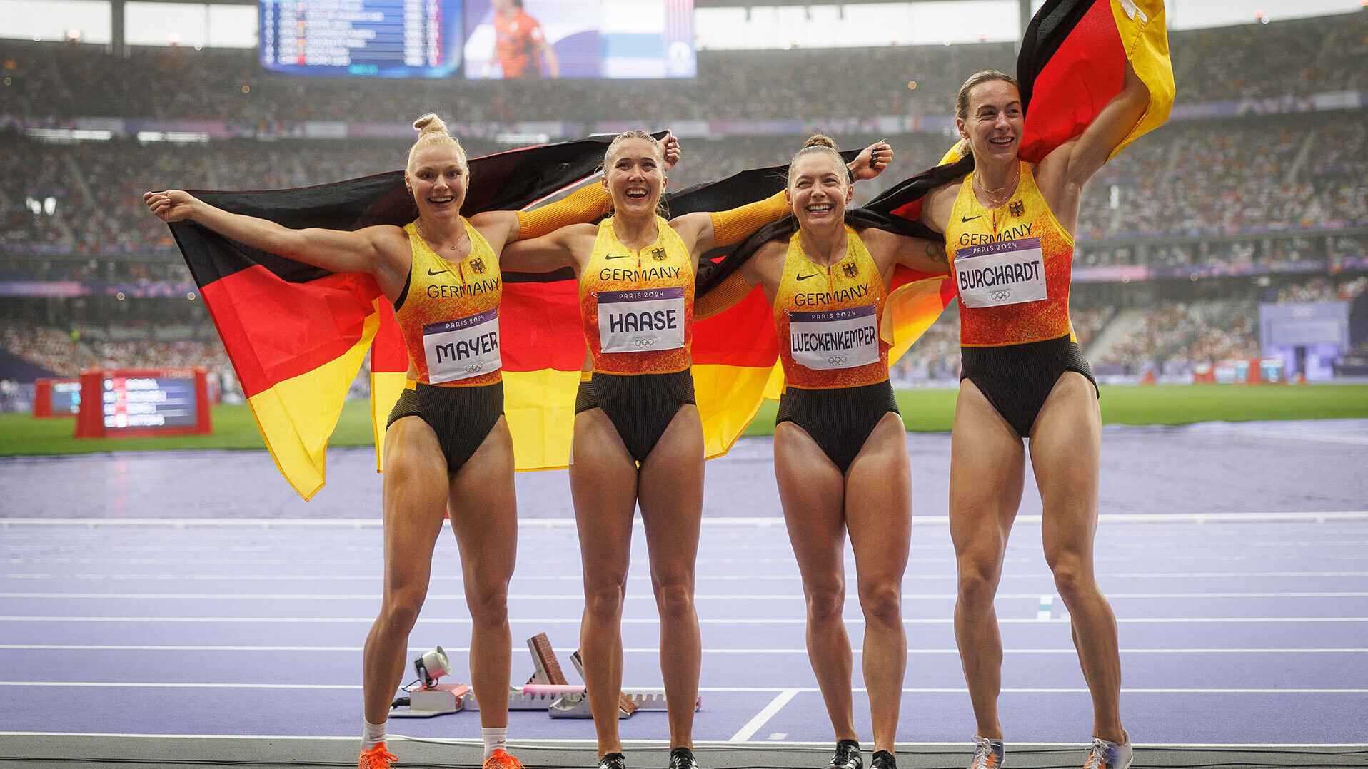 Deutsche Frauen-Sprintstaffel mit Lisa Mayer, Rebekka Haase, Gina Lückenkemper und Alexandra Burghardt mit Deutschlandfahne