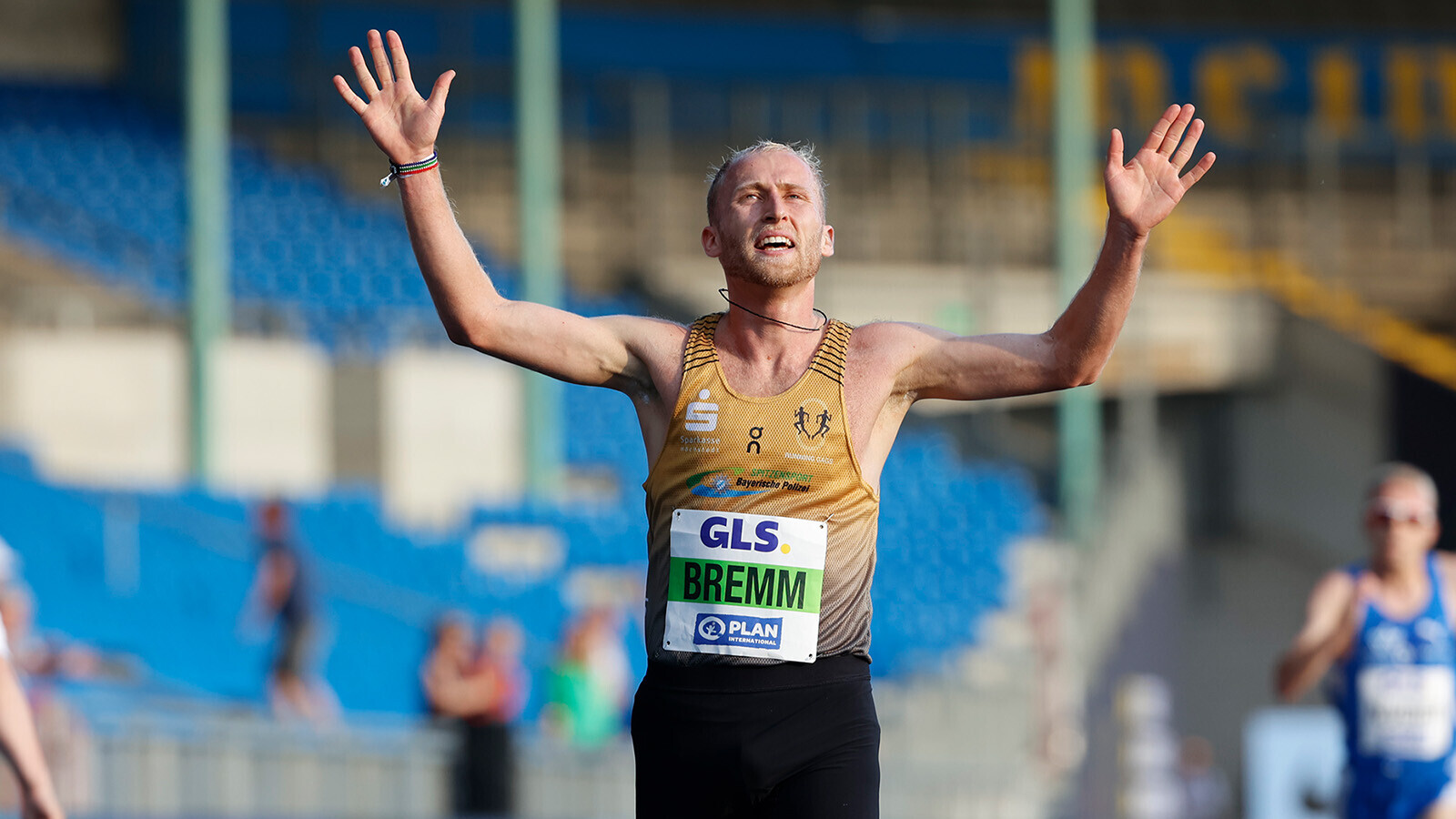 Florian Bremm jubelt nach dem Zieleinlauf über den Sieg. 