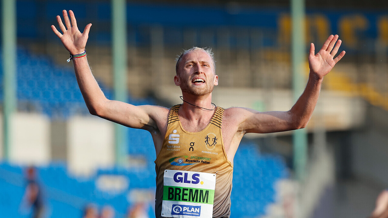 Florian Bremm jubelt nach dem Zieleinlauf über den Sieg. 