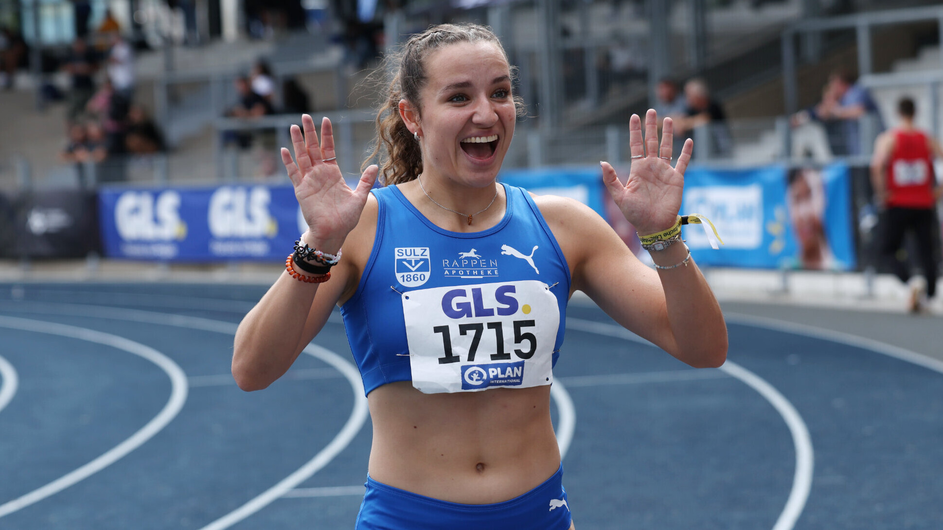 Die deutsche Hürdensprinterin Rosina Schneider winkt nach einem Rennen in die Kamera.