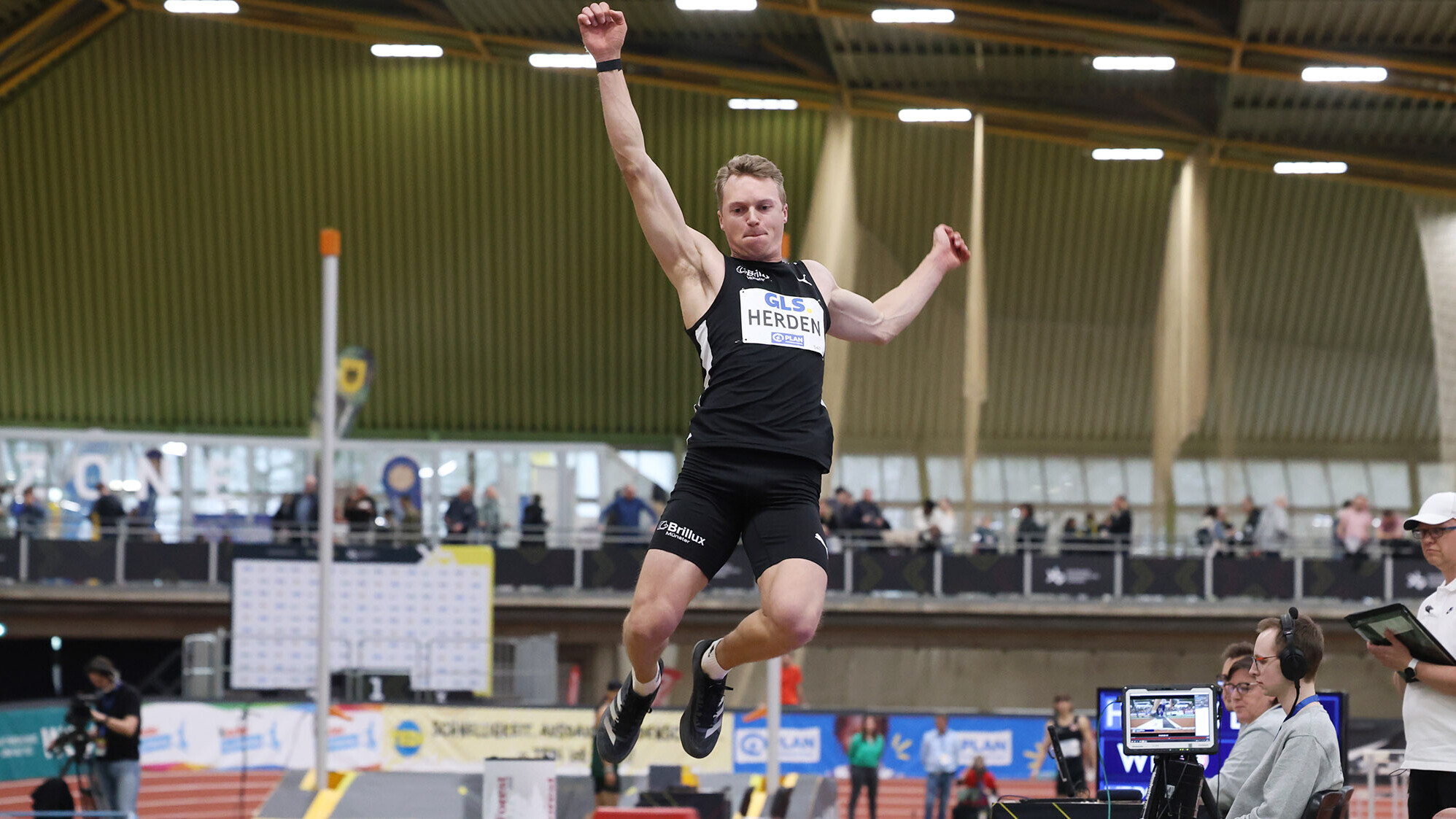 Sieg und Hallen-WM-Norm: Luka Herden steigert sich auf 8,18 Meter