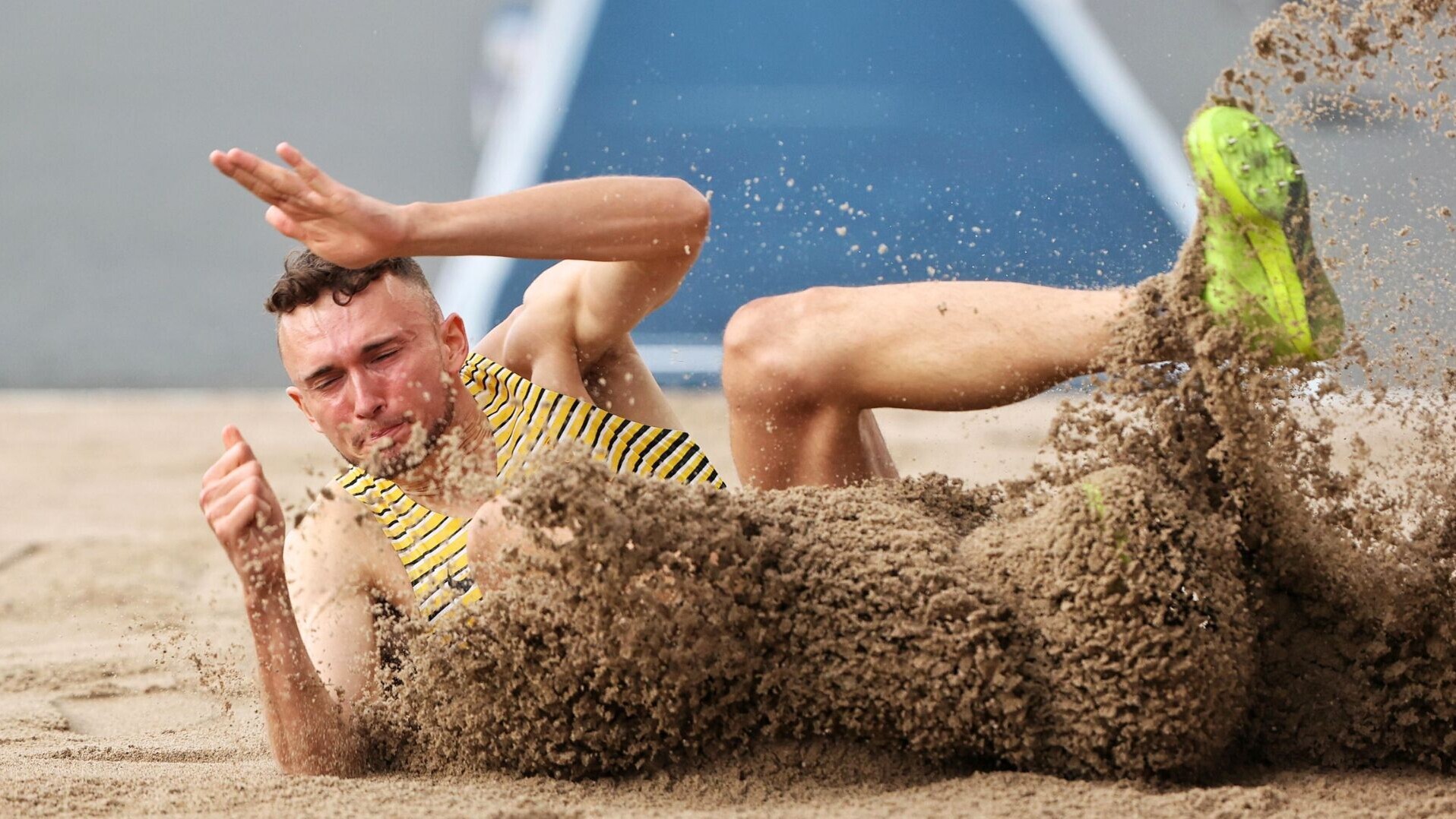 Weispringer Simon Batz bei der Landung im Sand.