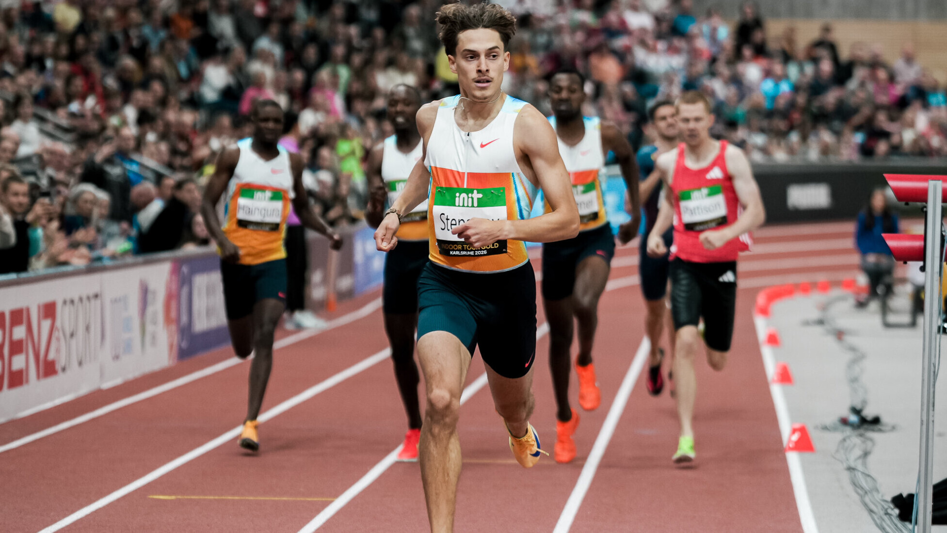 Der deutsche Mittelstreckler Alexander Stepanov läuft bei einem Hallenrennen als Erster ins Ziel.
