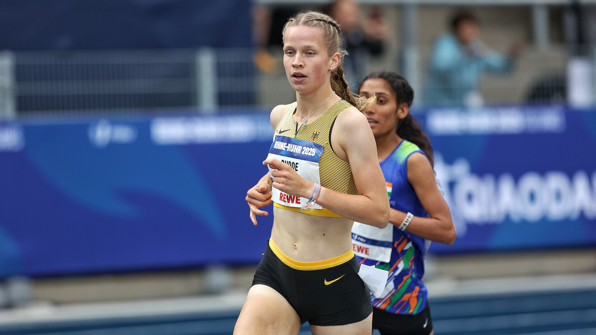 Adia Budde läuft knapp vor einer Konkurrentin