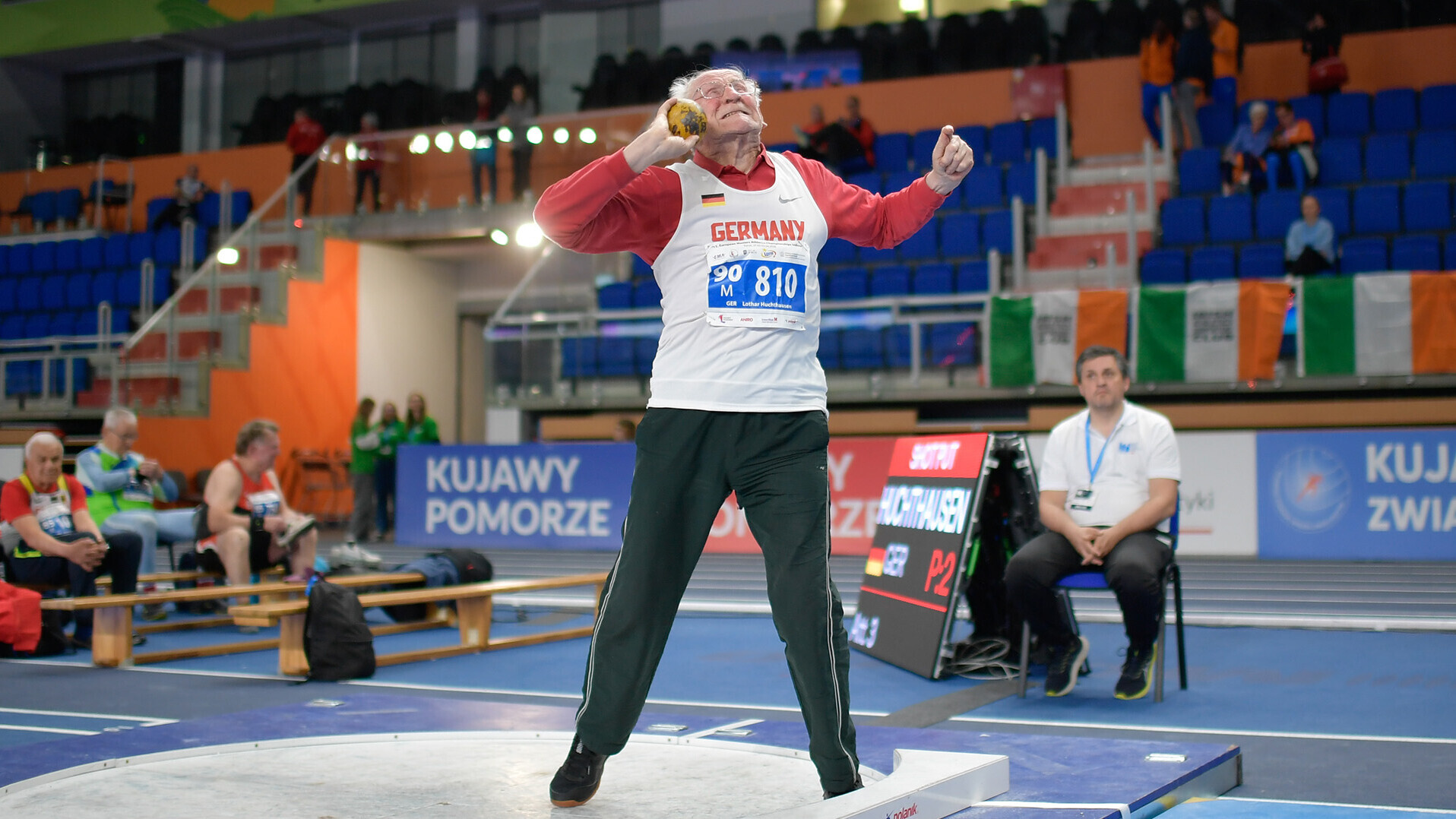 Lothar Huchthausen im Ring mit Kugel