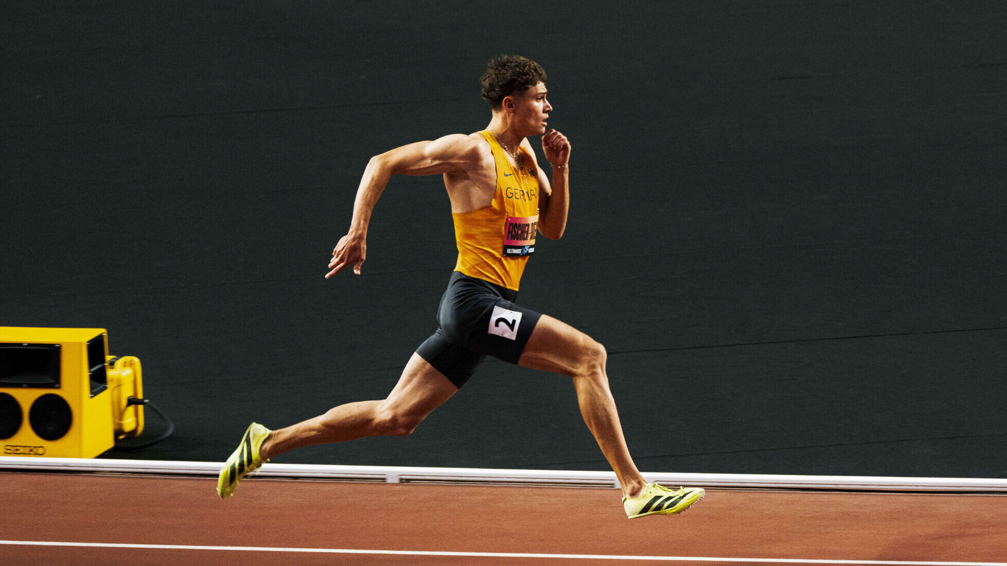 Der deutsche Leichtathlet Owe Fischer-Breiholz im Nationaltrikot während eines Rennens, das Bild ist von der Seite aufgenommen.