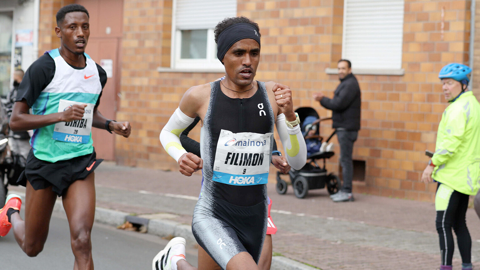 Filimon Abraham in Bewegung beim Straßenlauf