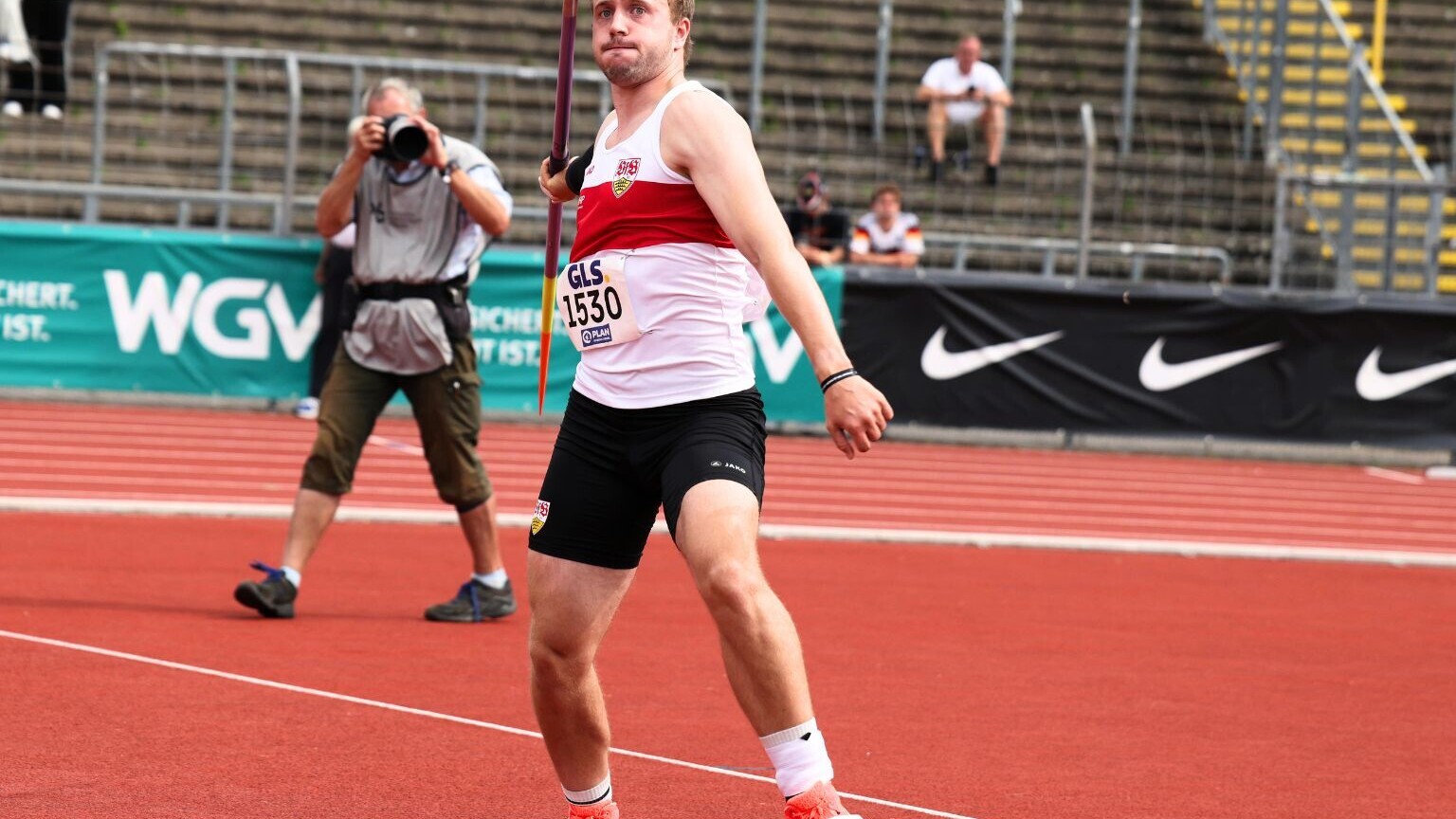 Nick Thumm mit dem Speer in der Hand am Anlauf.