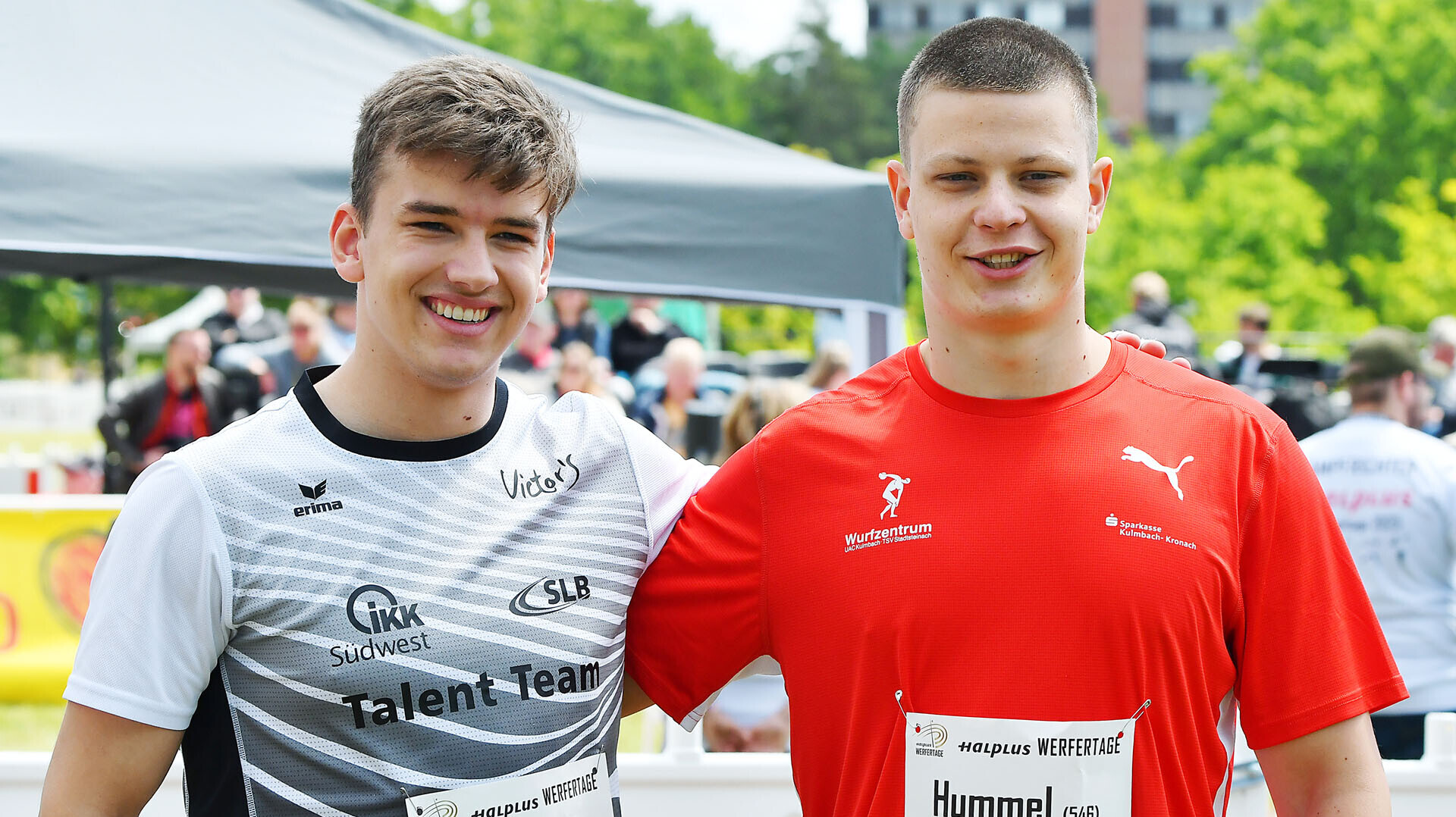 Die Hammerwerfer Timo Port (im schwarzweißen Trikot) und Matti Hummel (im roten Trikot) posieren für ein Foto