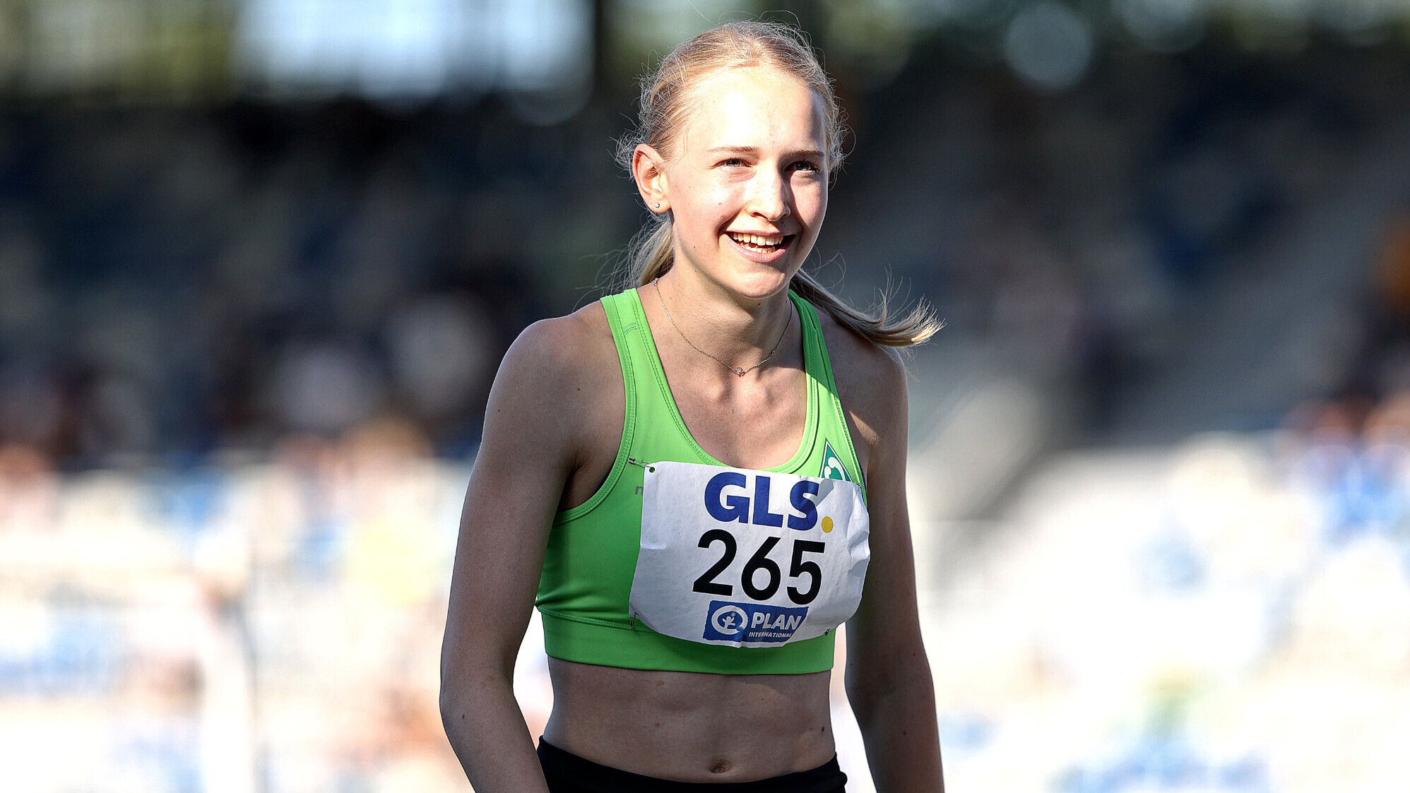 Porträt der lächelnden Hochspringerin Carolin Evers