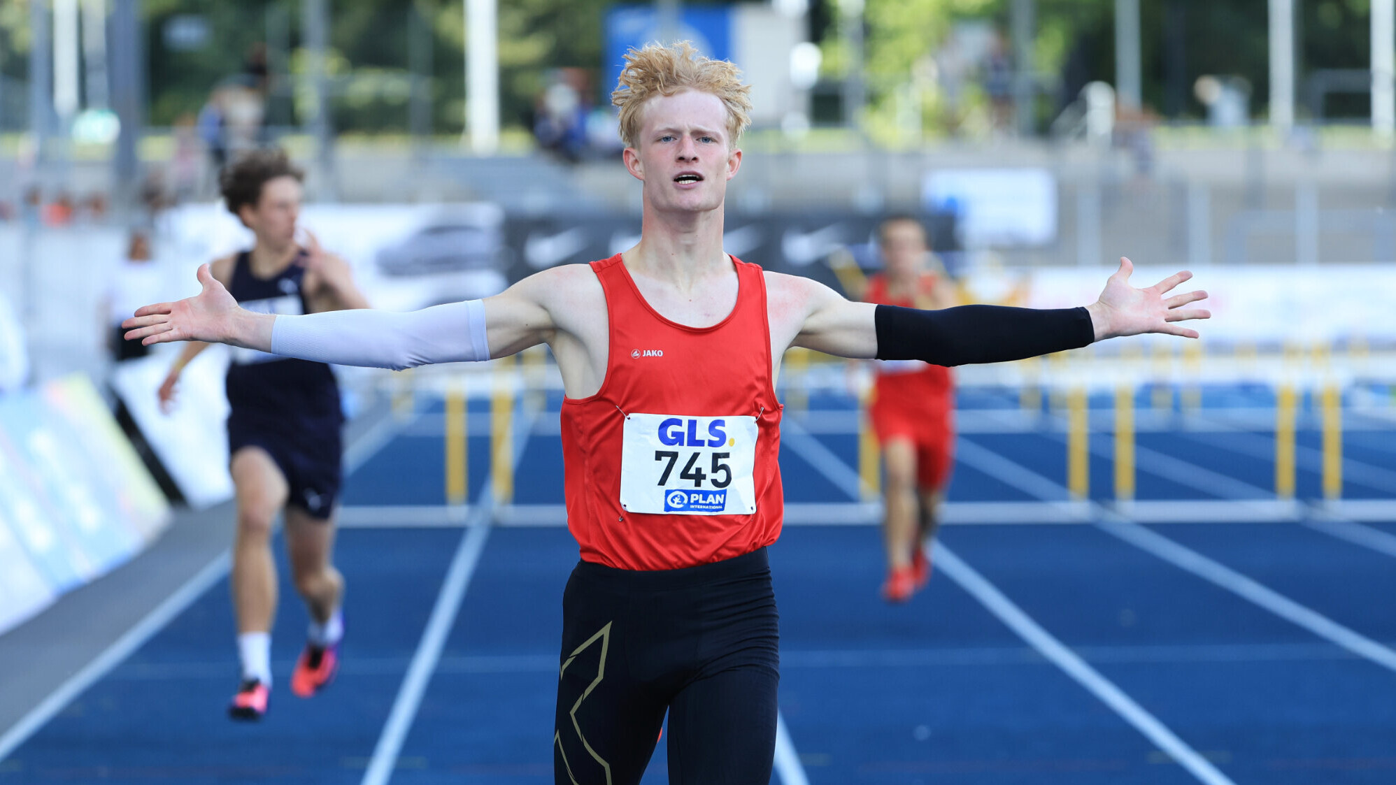 Der deutsche 400-Meter-Hürden-Läufer Erik Siepmann breitet die Arme zur Seite aus
