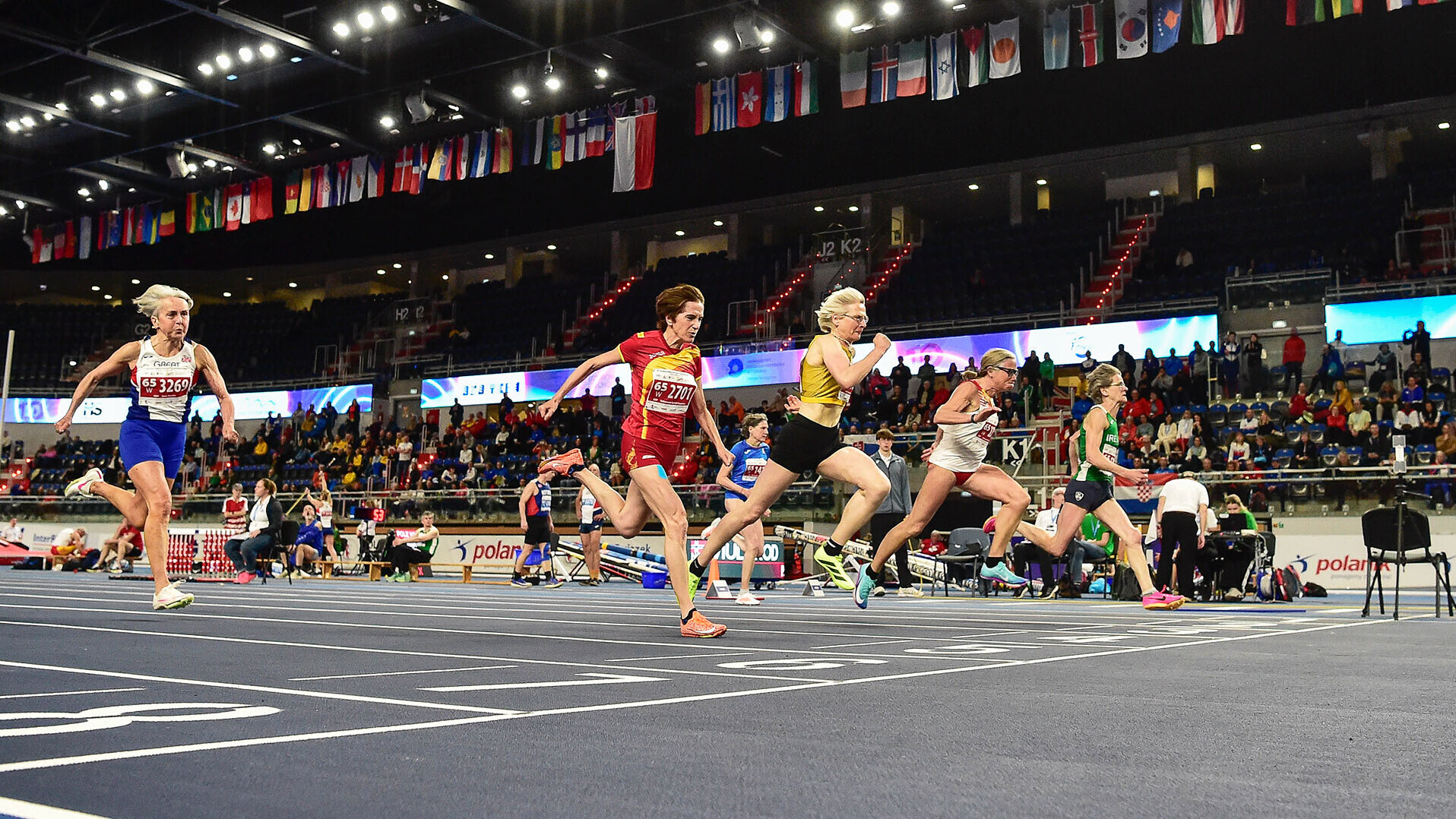 Sprinterinnen rauschen über die Ziellinie