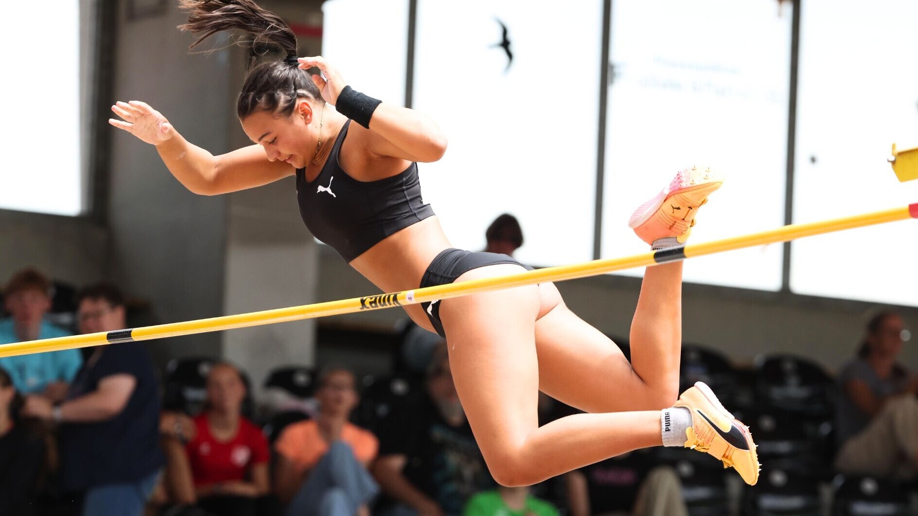 Eva Marie Weisbrodt springt erfolgreich über die Latte im Stabhochsprung.