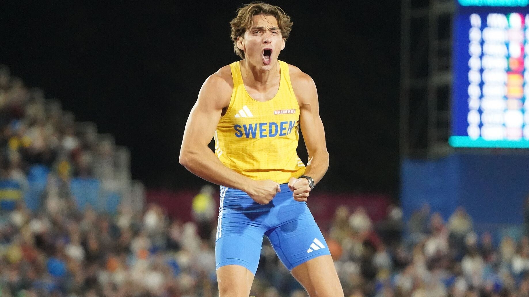 Stabhochspringer Armand Duplantis jubelt im schwedischen Trikot mit geballten Fäusten