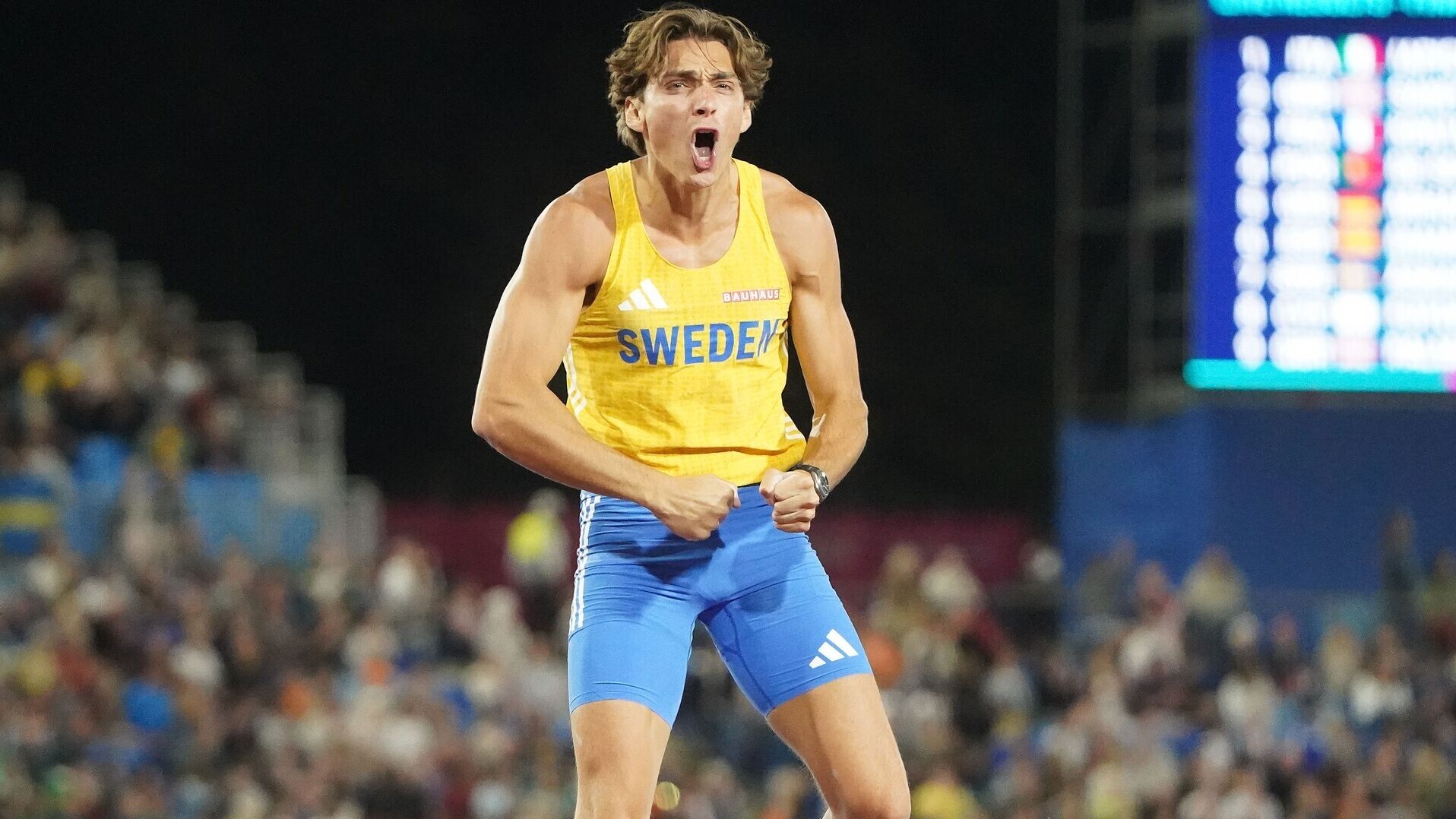 Stabhochspringer Armand Duplantis jubelt im schwedischen Trikot mit geballten Fäusten