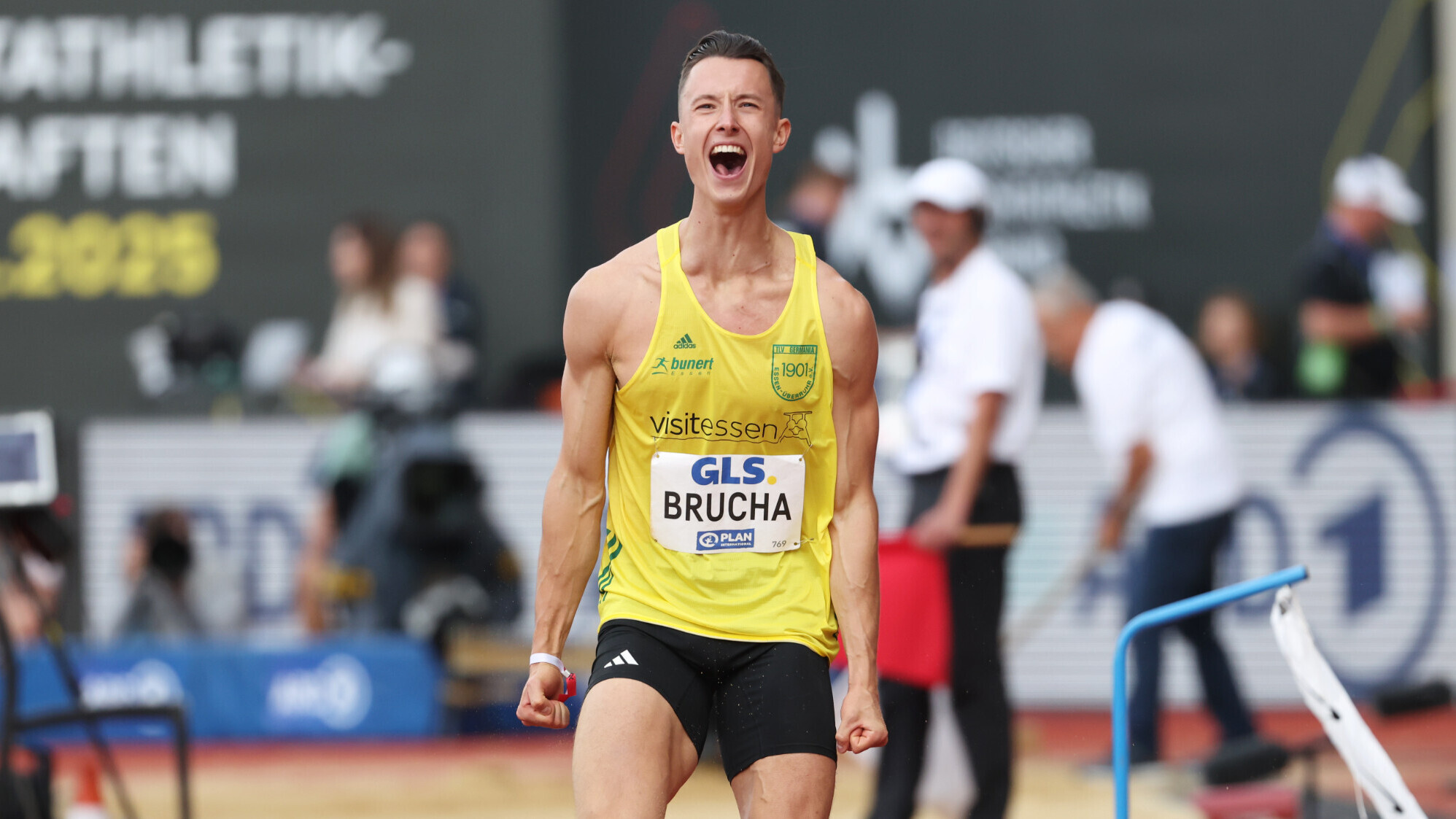 Der deutsche Weitspringer Kevin Brucha jubelt.