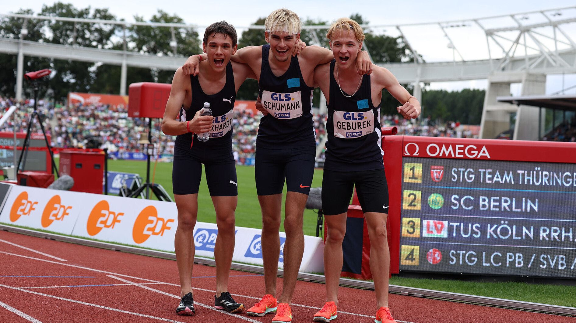 Ben Arthur Burkhardt, Andor Schumann und Karl Geburek posieren nach ihrem Staffelsieg