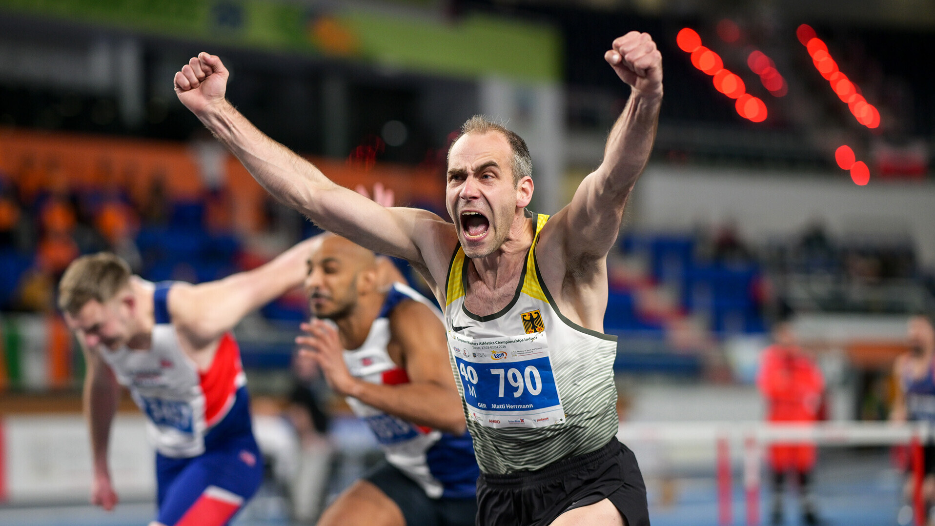Matti Herrmann reißt jubelnd beide Arme nach oben