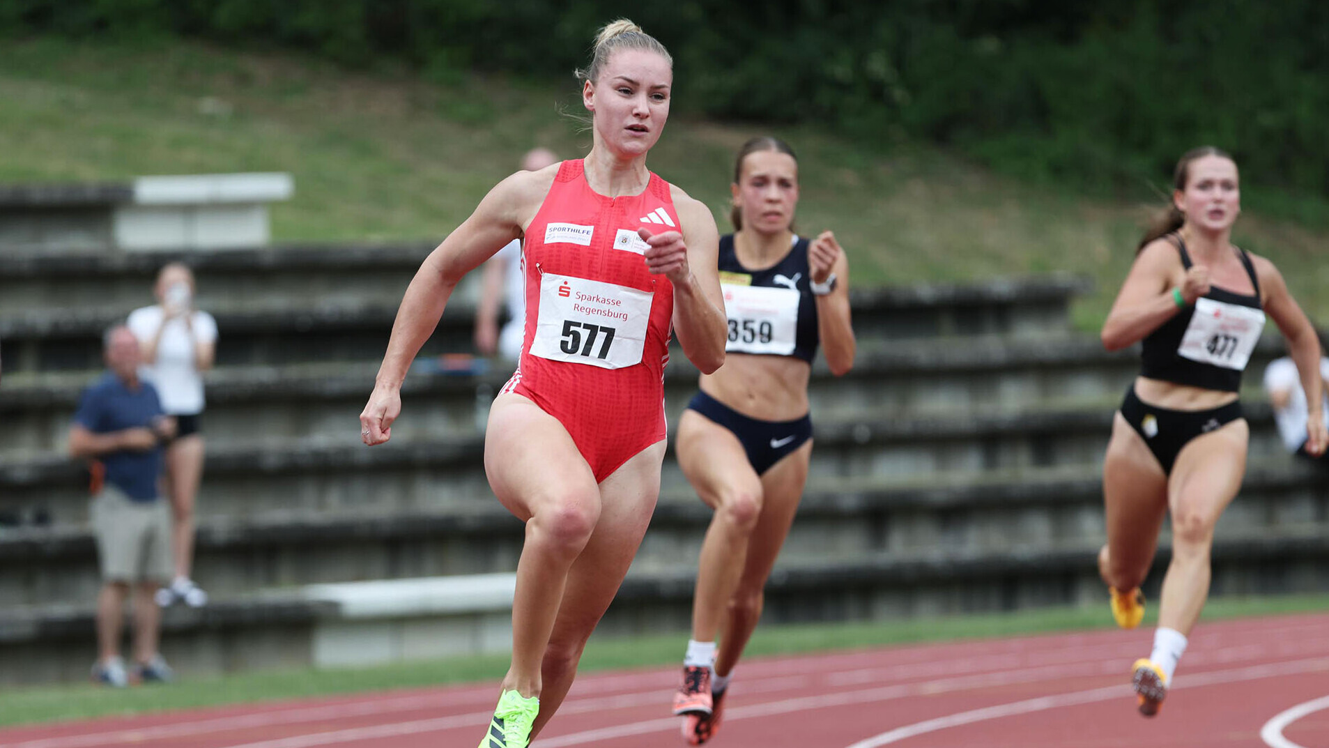 Sophia Junk sprintet bei der Sparkassengala in Regensburg über 200 Meter vorneweg. 