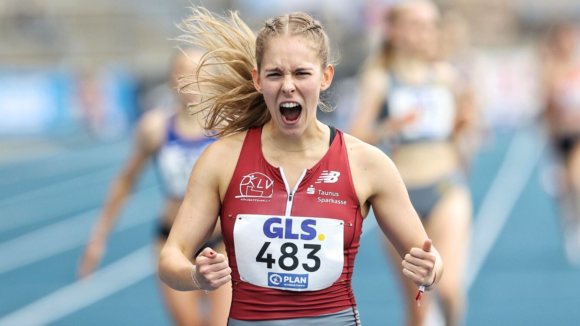 Mittelstreckenläuferin Jana Becker mit Jubelschrei und geballten Fäusten beim Zieleinlauf.