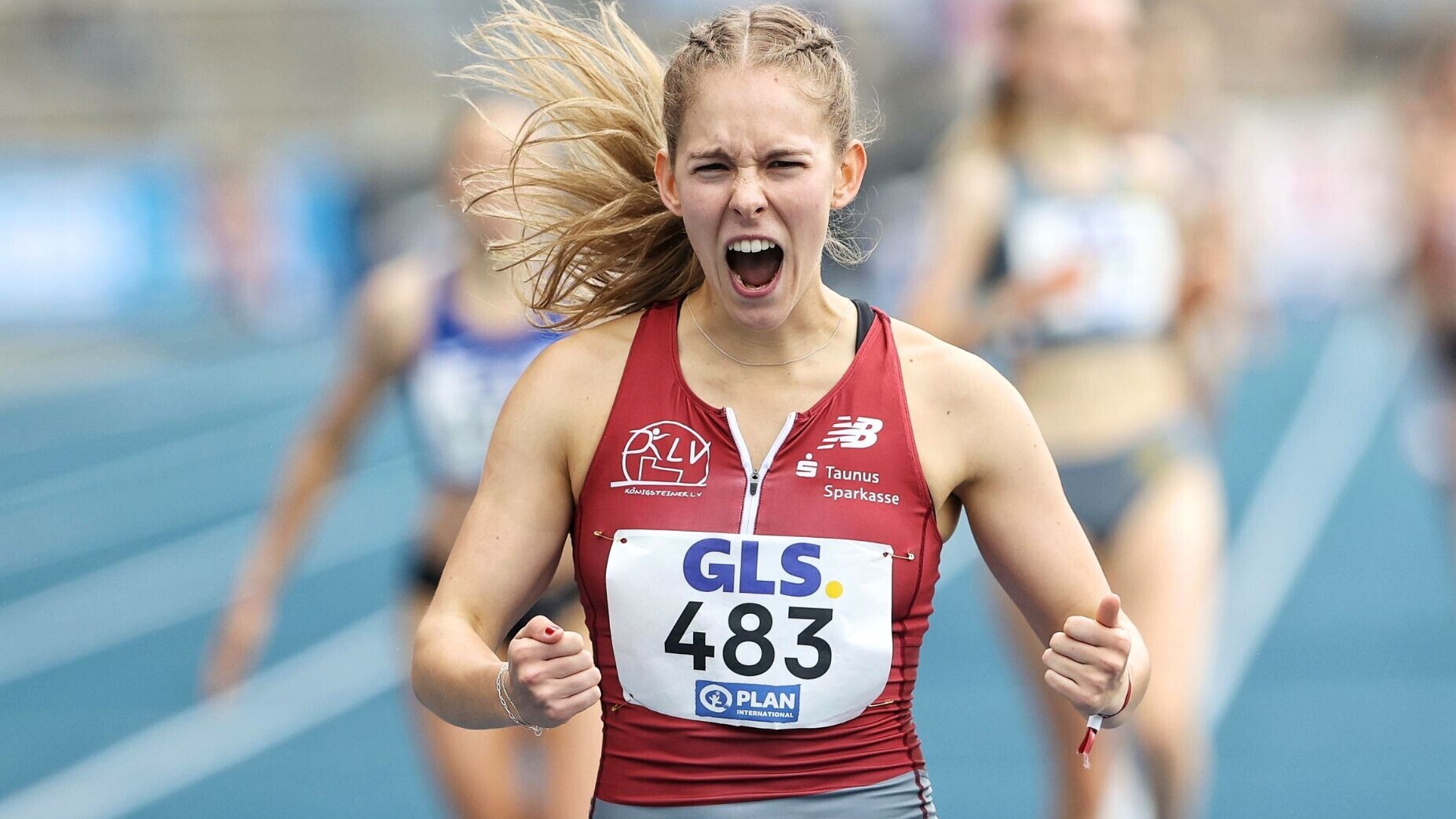 Mittelstreckenläuferin Jana Becker mit Jubelschrei und geballten Fäusten beim Zieleinlauf.
