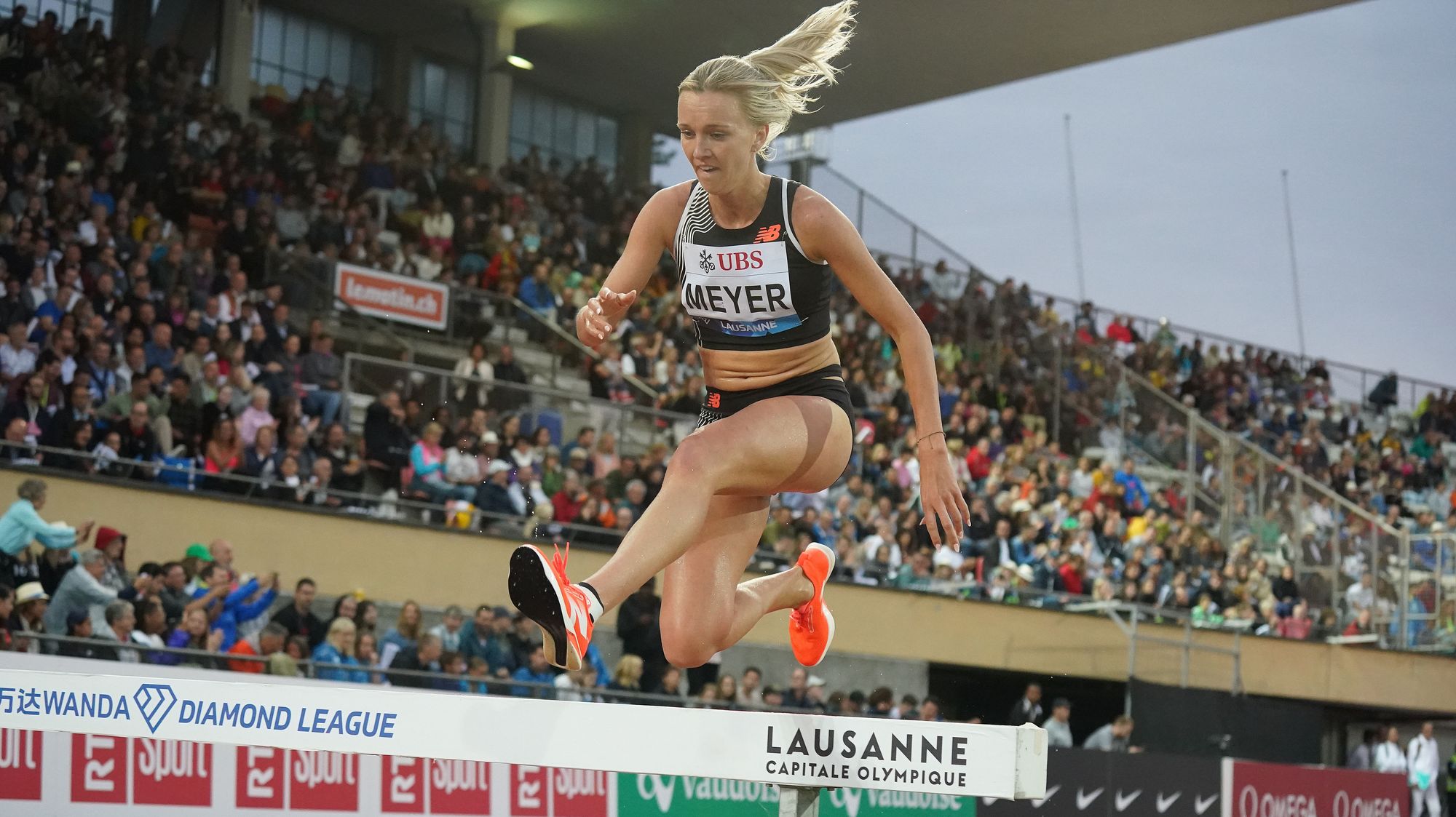 Lea Meyer beim Überqueren eines Hindernisses während eines Rennens in der Diamond League. 