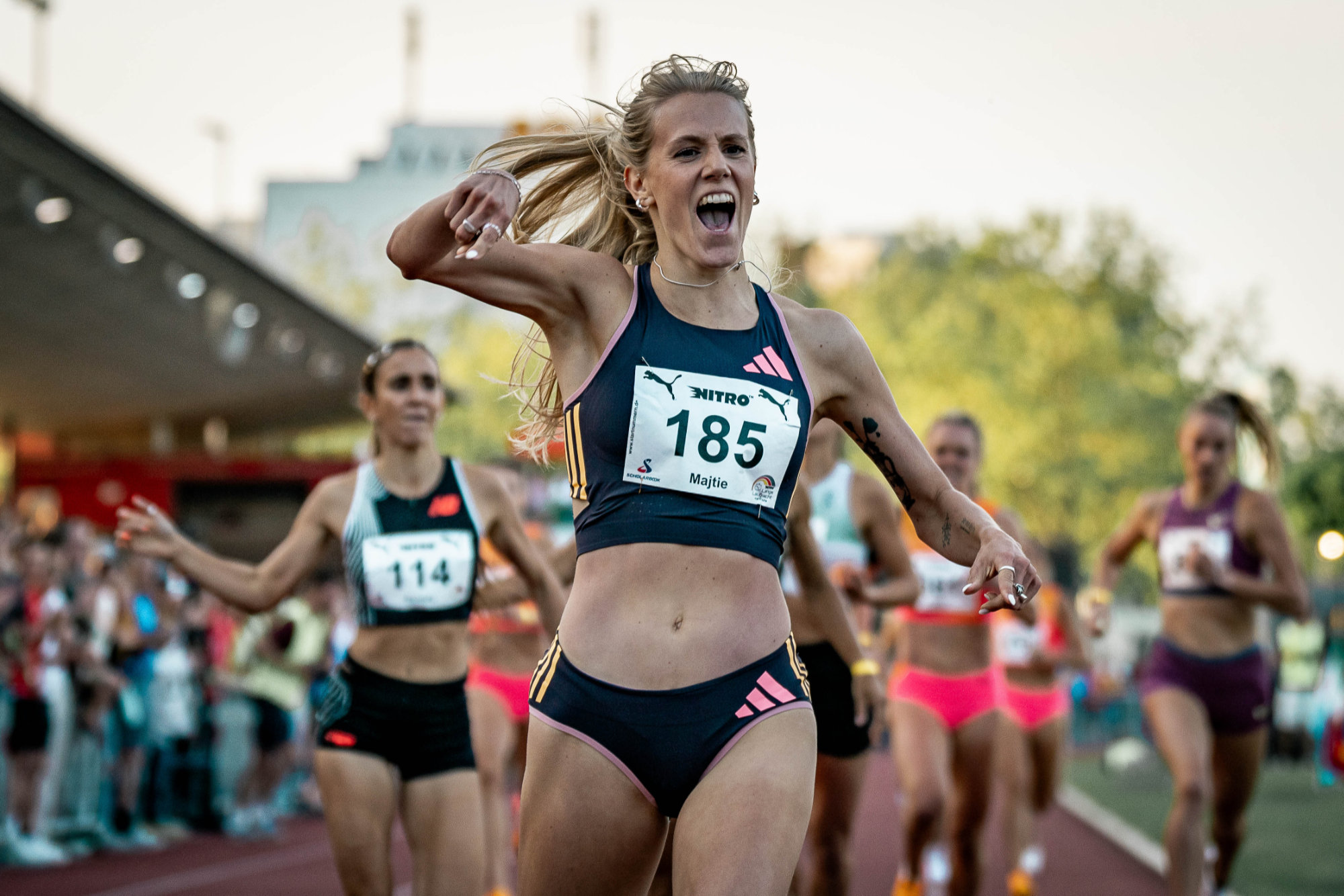 800-Meter-Läuferin Majtie Kolberg reckt nach dem Zieleinlauf jubelnd den rechten Arm in die Höhe. 