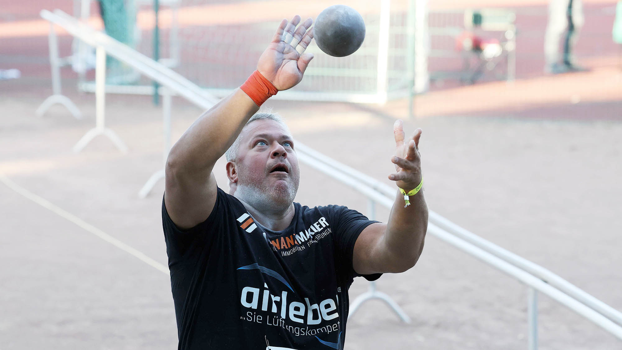 Andy Dittmar bewegt im Kugelstoßring die Kugel von der einen Hand in die andere