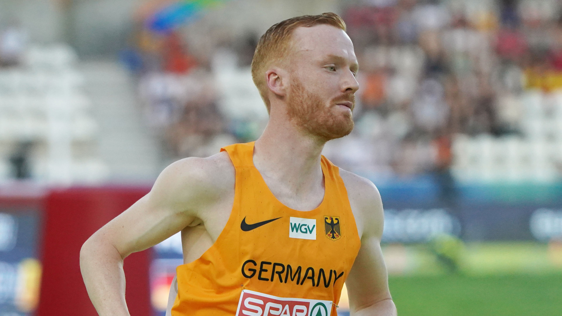Oberkörper-Bild von Frederik Ruppert im Nationaltrikot während eines Rennens
